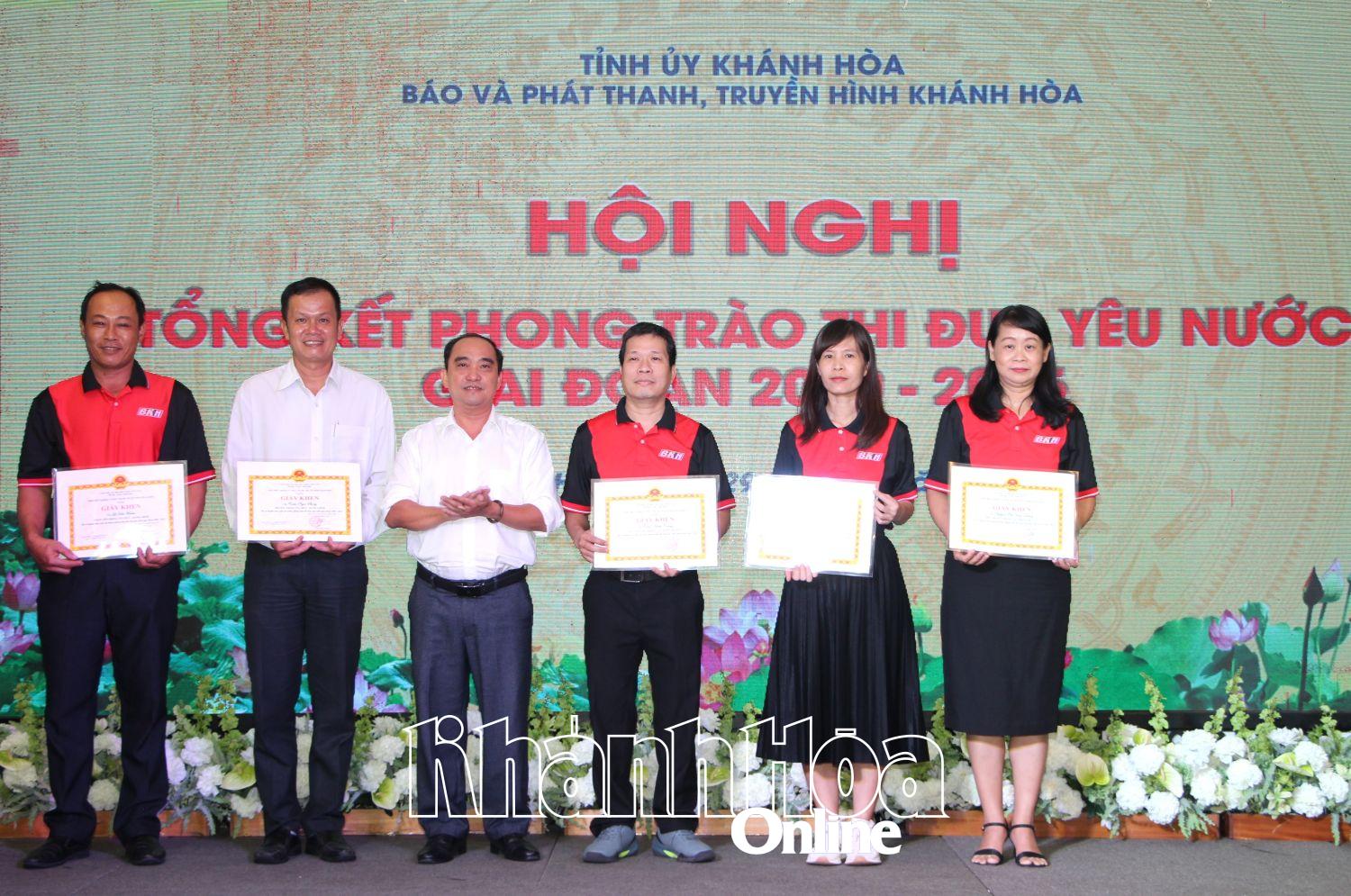 Ông Nguyễn Xuân Duy - Phó Tổng biên tập Báo và Phát thanh, Truyền hình Khánh Hòa trao giấy khen cho các cá nhân điển hình tiên tiến.