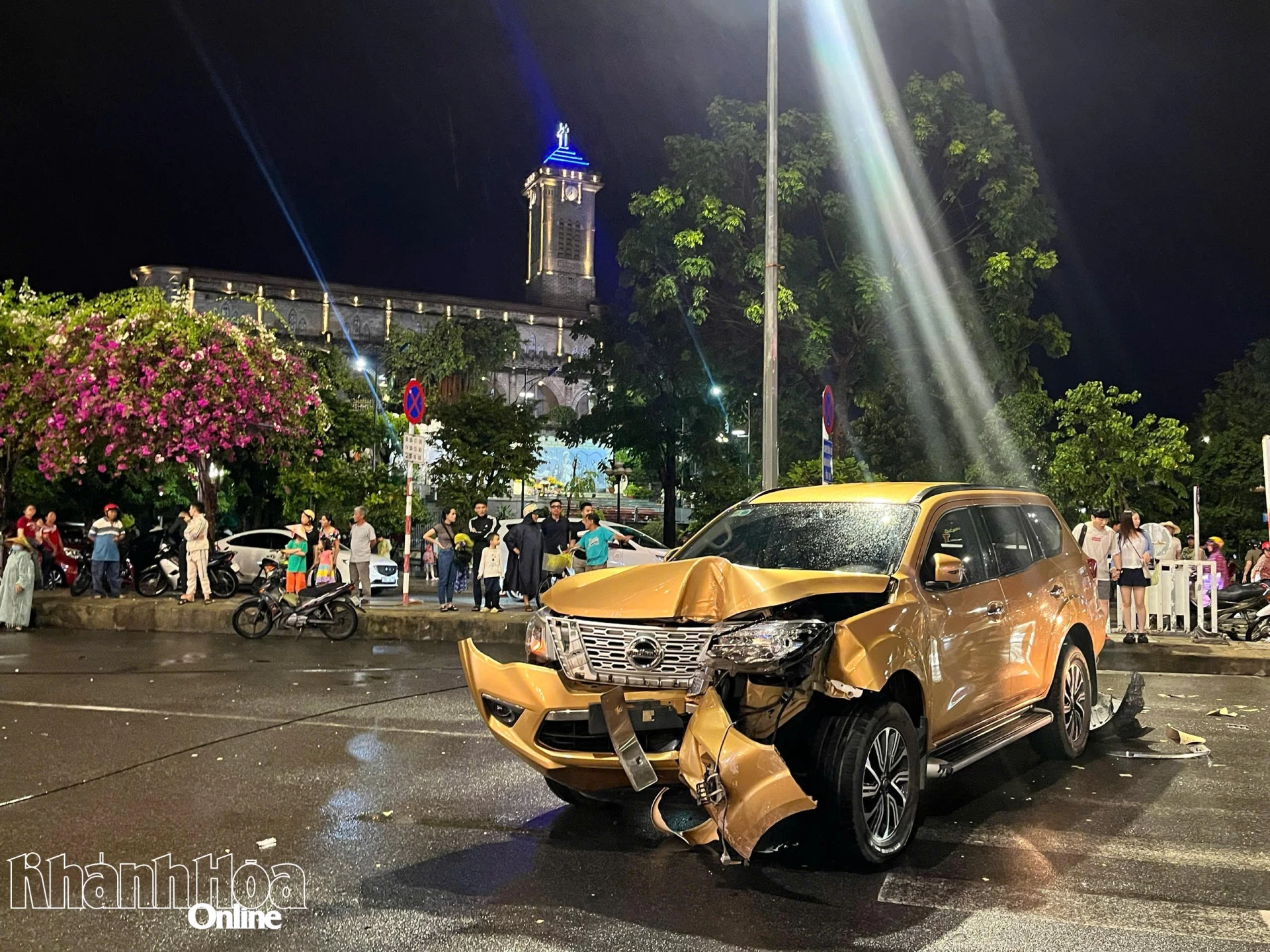 Chiếc xe bị biến dạng sau cú tông mạnh