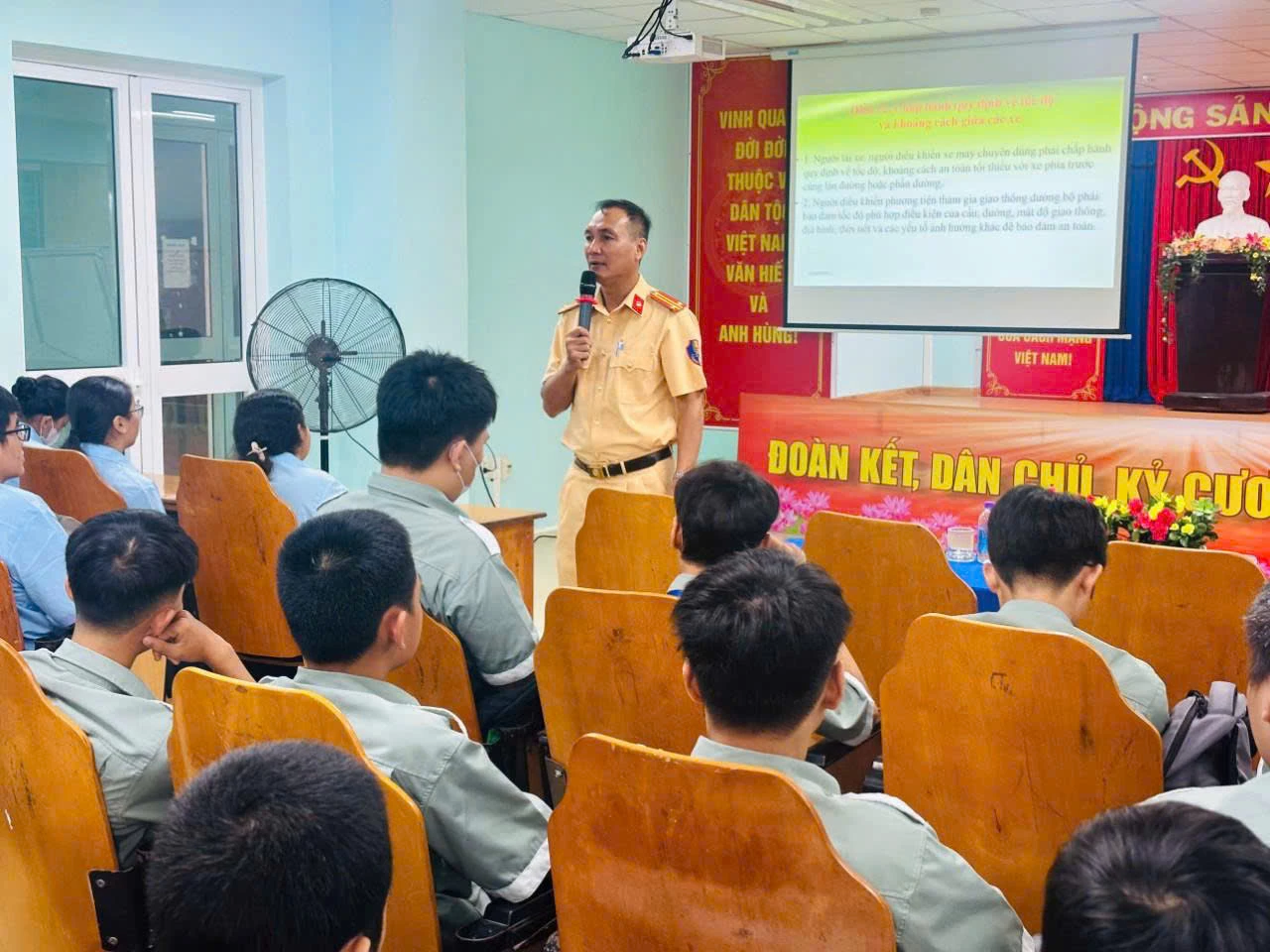 Khoảng 300 sinh viên Trường Cao đẳng Kỹ thuật công nghệ Nha Trang được tuyên truyền các quy định về trật tự an toàn giao thông