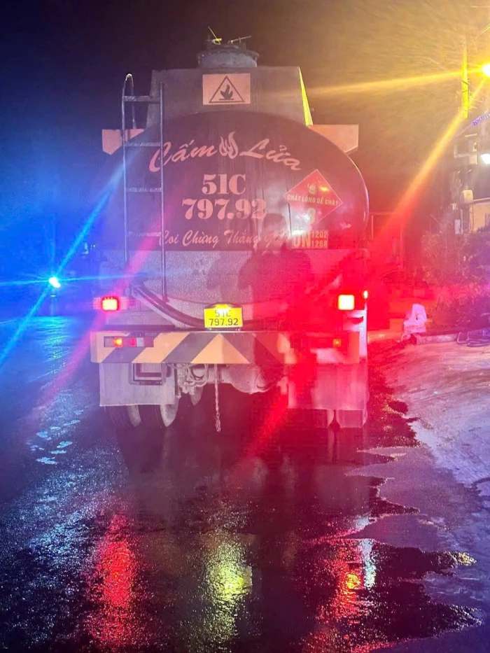 Trạm Cảnh sát giao thông Ninh Hòa: Khẩn trương xử lý xe chở dầu bị rò rỉ trên Quốc lộ 1