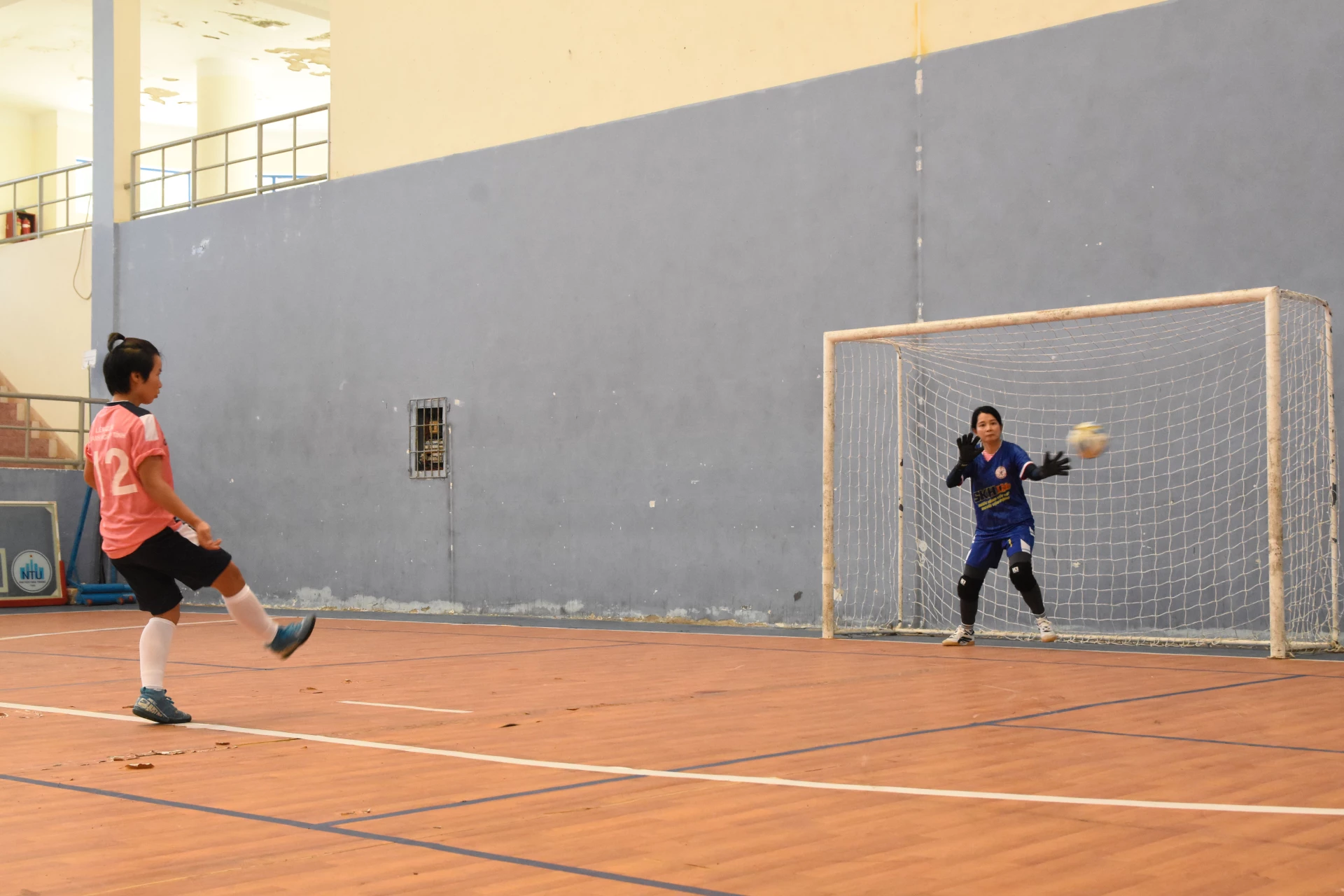 Các đội bóng nữ thi đấu đá luân lưu.