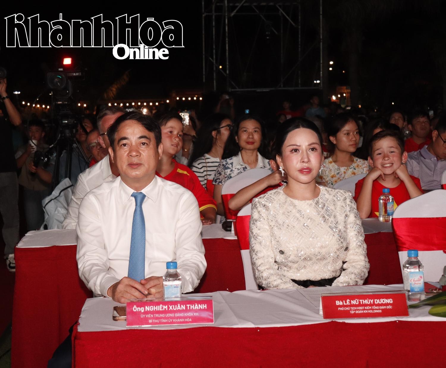 Bí thư Tỉnh ủy Nghiêm Xuân Thành đến dự chương trình Nghệ thuaatk Tôi yêu Việt Nam