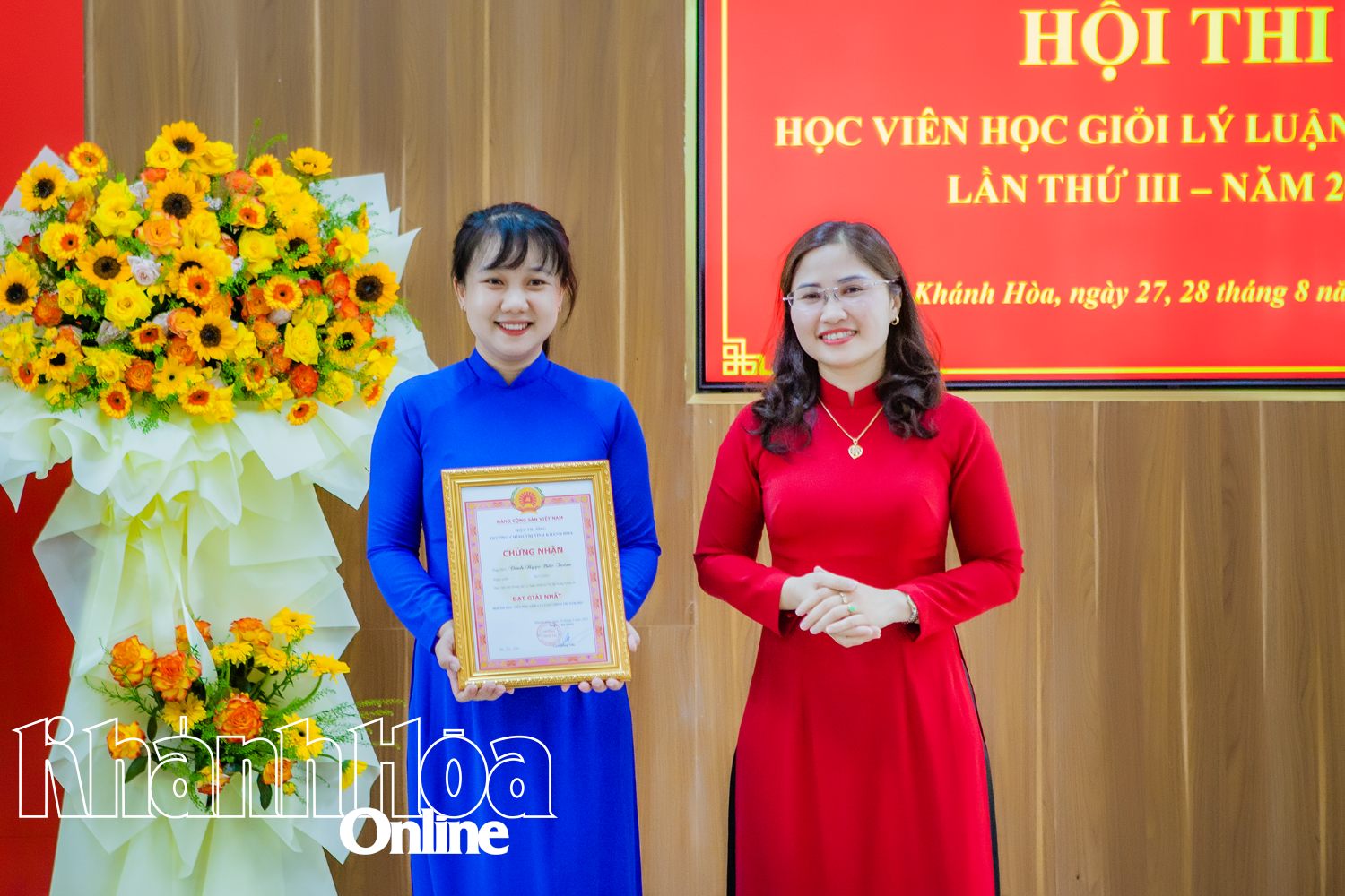 Lãnh đạo nhà trường trao giấy chứng nhận cho học viên đạt giải nhất.