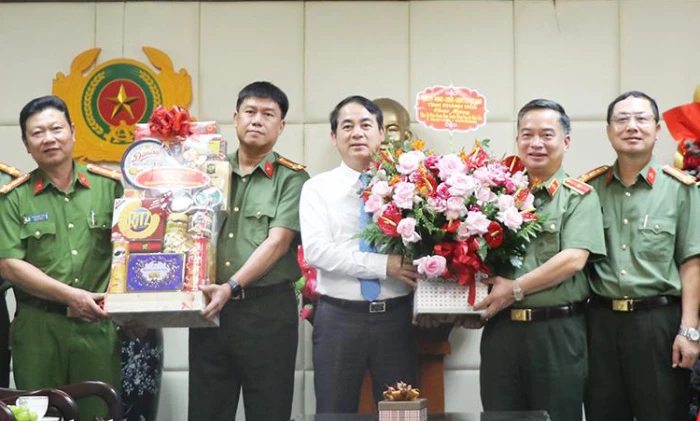 Bí thư Tỉnh ủy Nghiêm Xuân Thành thăm, chúc mừng các đơn vị công an