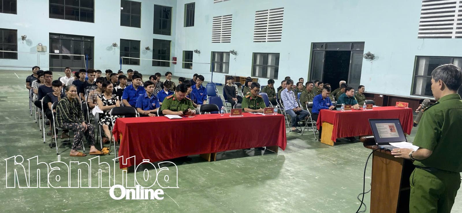 Đông đảo các bậc phụ huynh, thanh thiếu niên đã tham gia buổi tuyên truyền giáo dục pháp luật