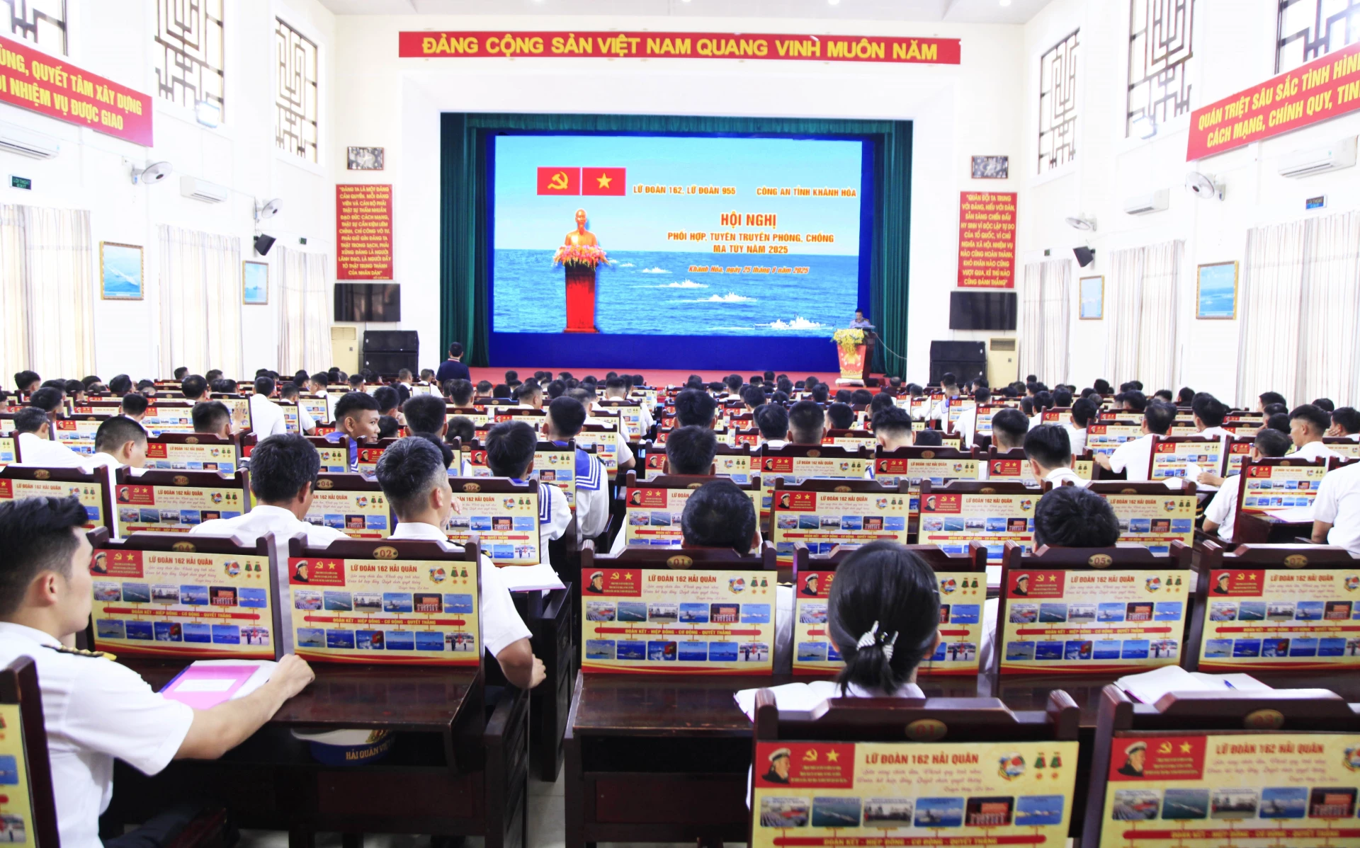 Quang cảnh hội nghị.