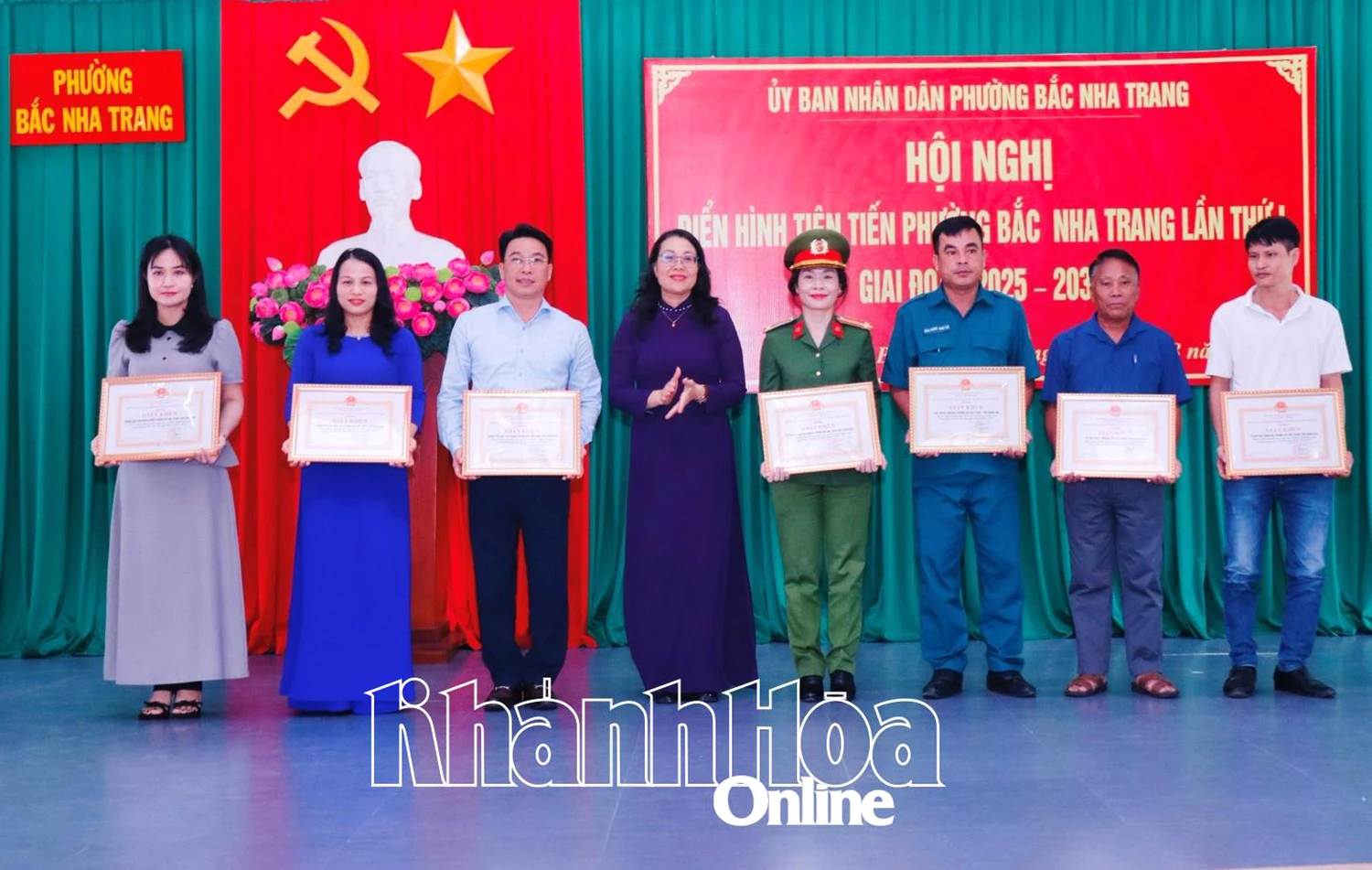 Bí thư Đảng ủy phường Bắc Nha Trang Nguyễn Thị Trung Thu trao giấy khen cho các tập thể điển hình tiên tiến trong phong trào thi đua yêu nước.