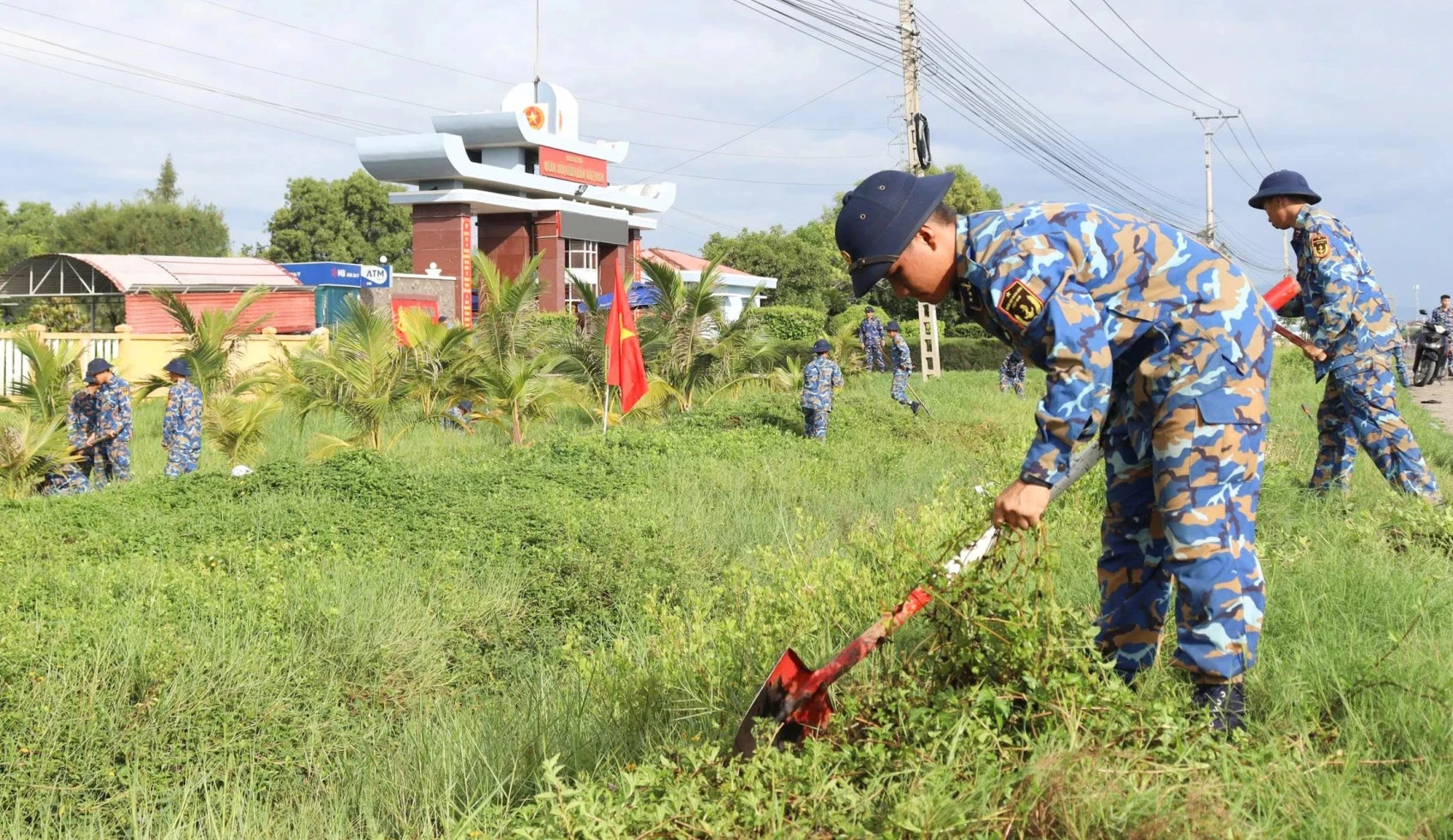 Đoàn viên, thanh niên Lữ đoàn 101 dọn vệ sinh, phát quang cỏ hai bên đường khu vực đóng quân.
