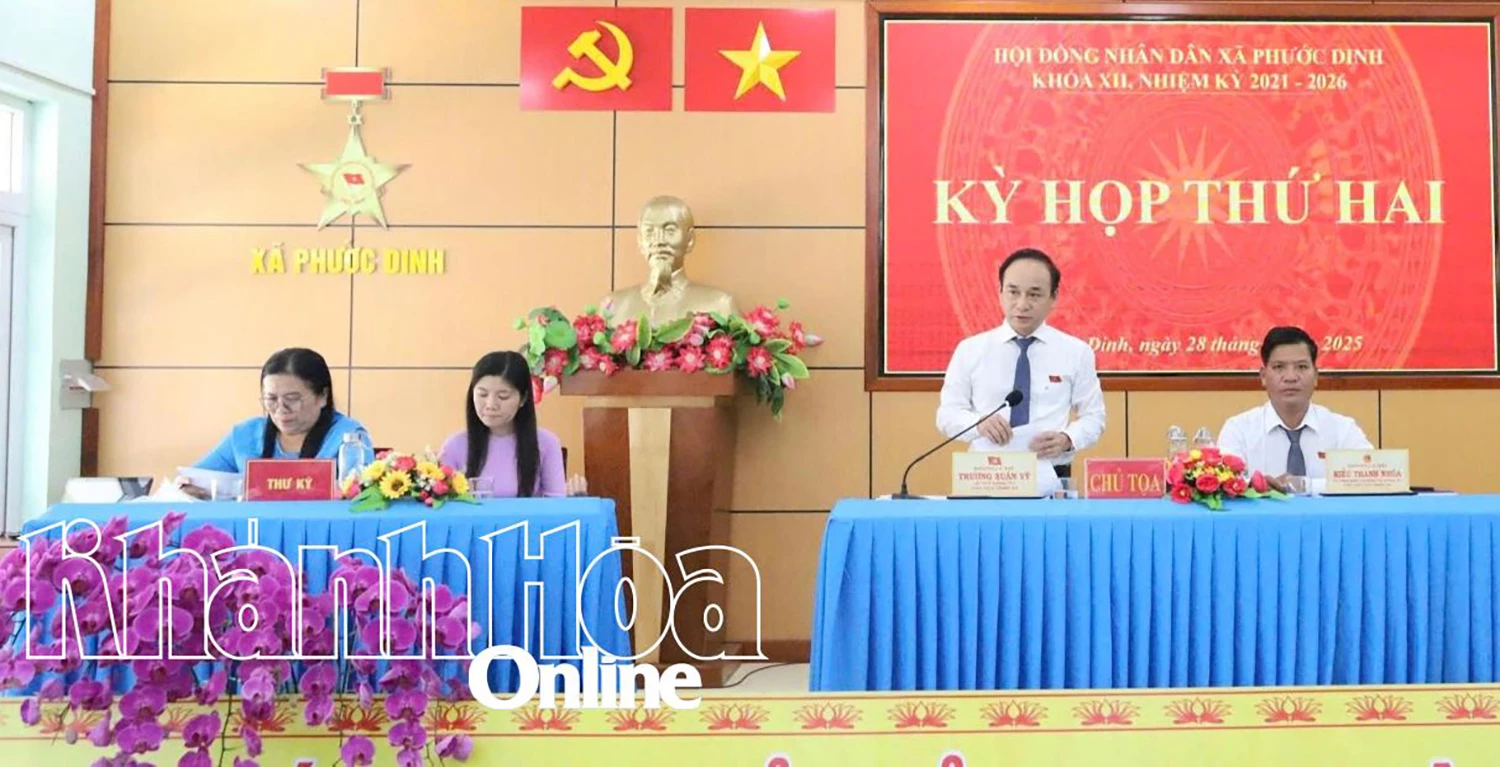 Đồng chí Trương Xuân Vỹ - Bí thư Đảng ủy, Chủ tịch HĐND xã phát biểu bế mạc kỳ họp.