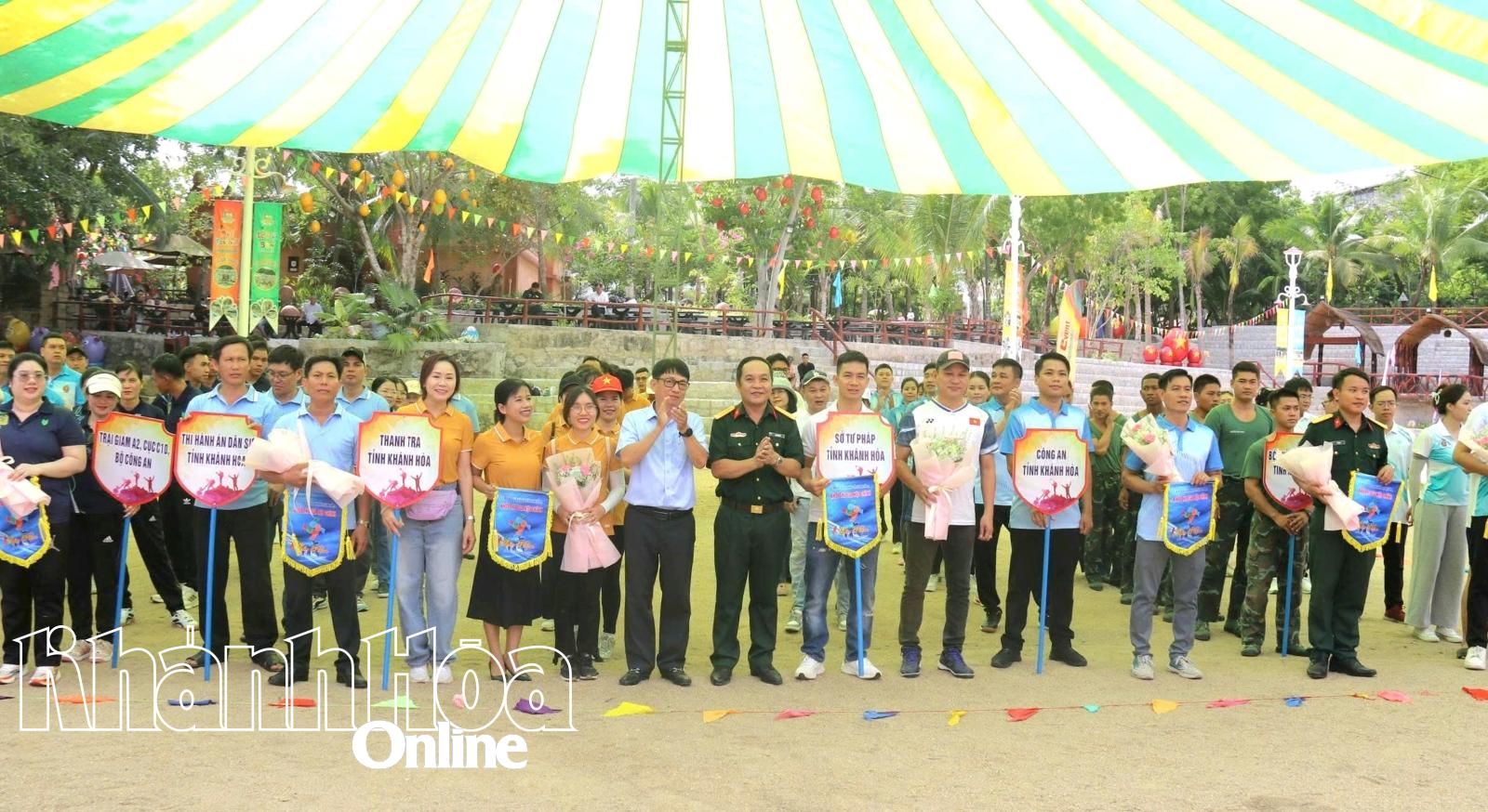 Ban Tổ chức trao cờ lưu niệm cho các đội.