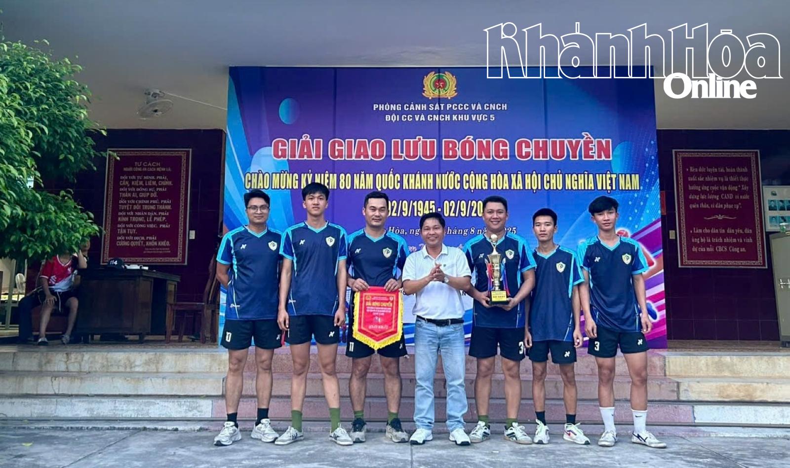 Ban Tổ chức trao giải nhất cho Đội Chữa cháy và cứu nạn, cứu hộ khu vực 5