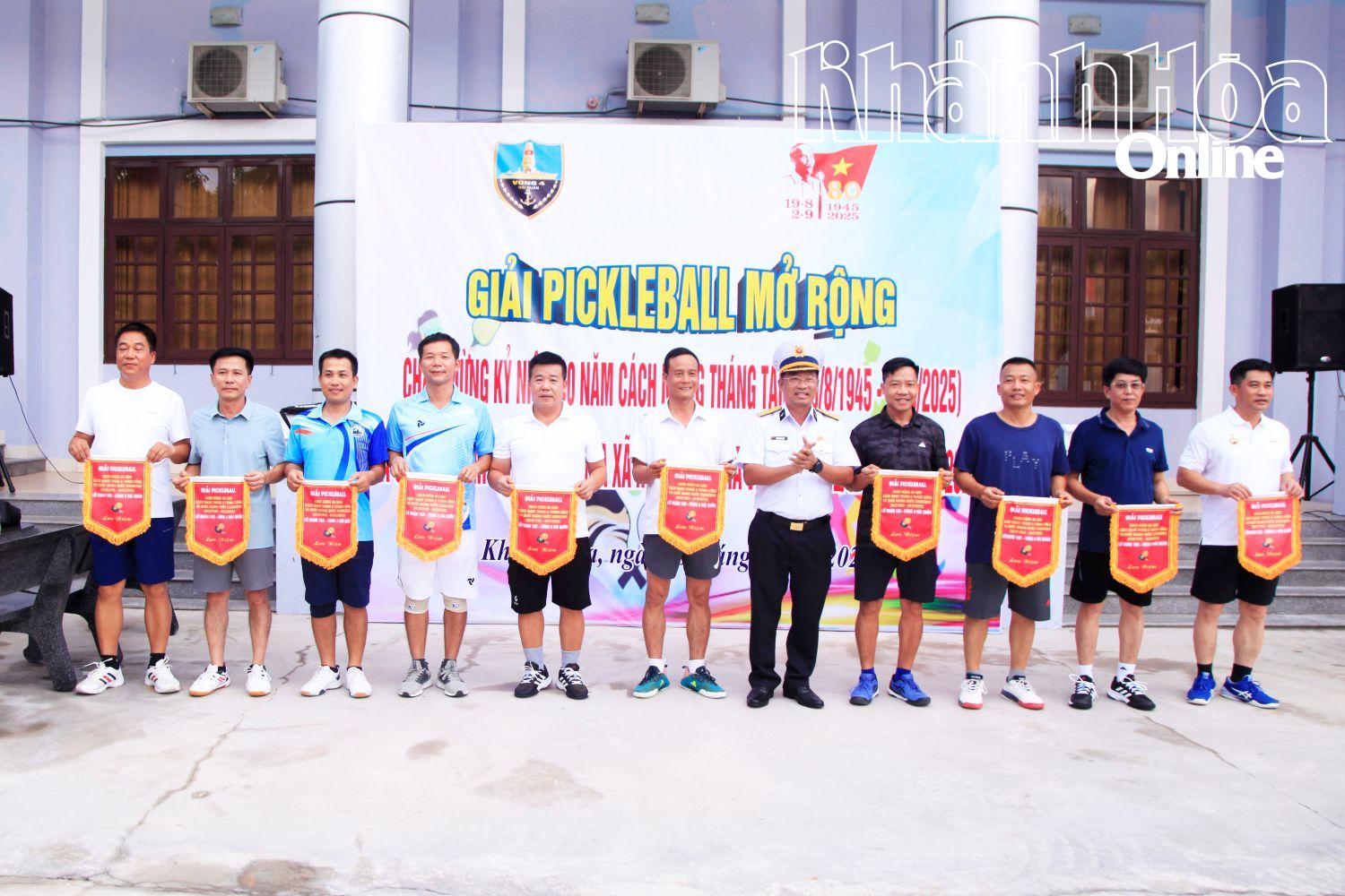 Ban tổ chức trao cờ lưu niệm cho đại diện các đội tham gia thi đấu.