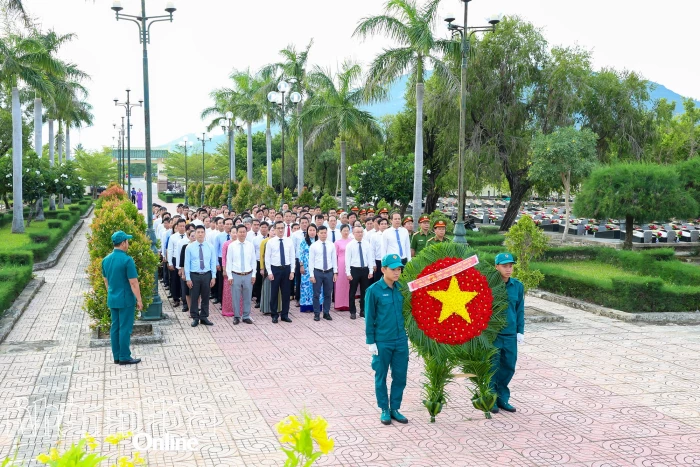 Viếng Nghĩa trang liệt sĩ Ninh Hòa - Vạn Ninh nhân kỷ niệm 80 năm Quốc khánh