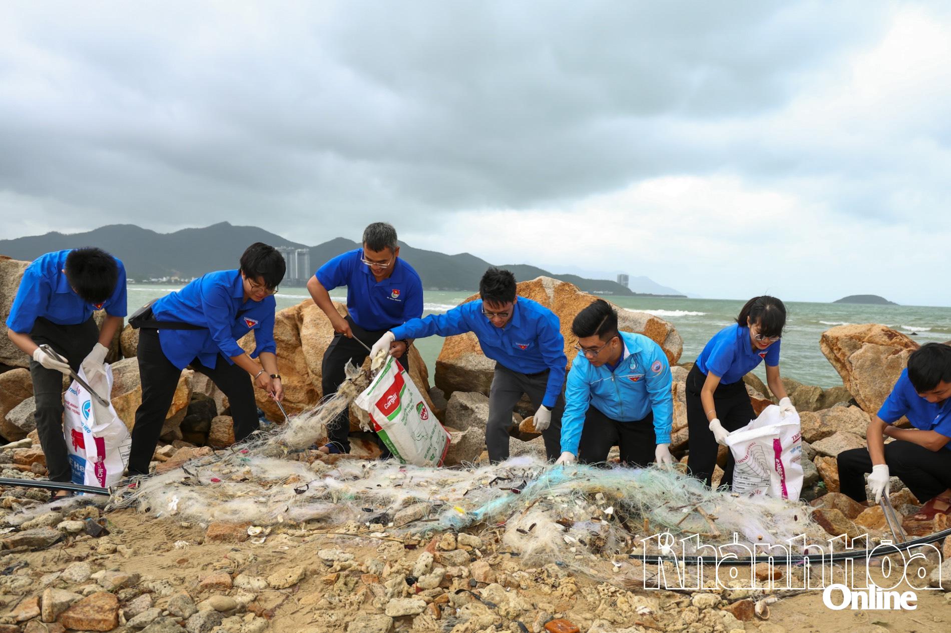 Hoạt động thu gom rác thải, làm sạch môi trường khu vực ven biển Nha Trang - Ảnh: CÔNG ĐỊNH