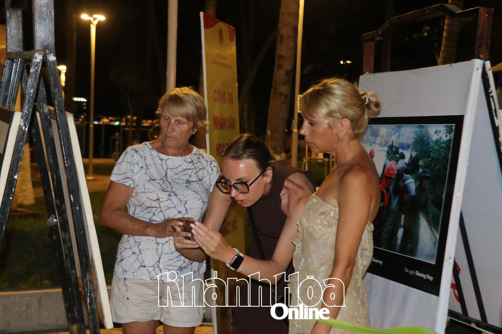 Du khách nước ngoài chụp lại một bước ảnh tham gia tại triển lãm