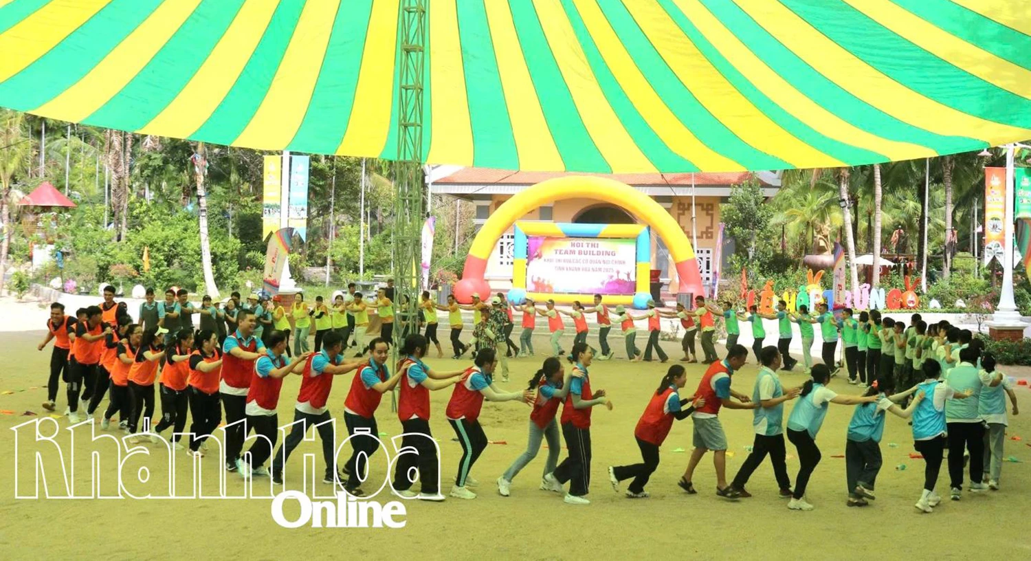 Các trò chơi được thiết kế sáng tạo, đã tạo nên không khí hào hứng, gắn bó giữa các đội.