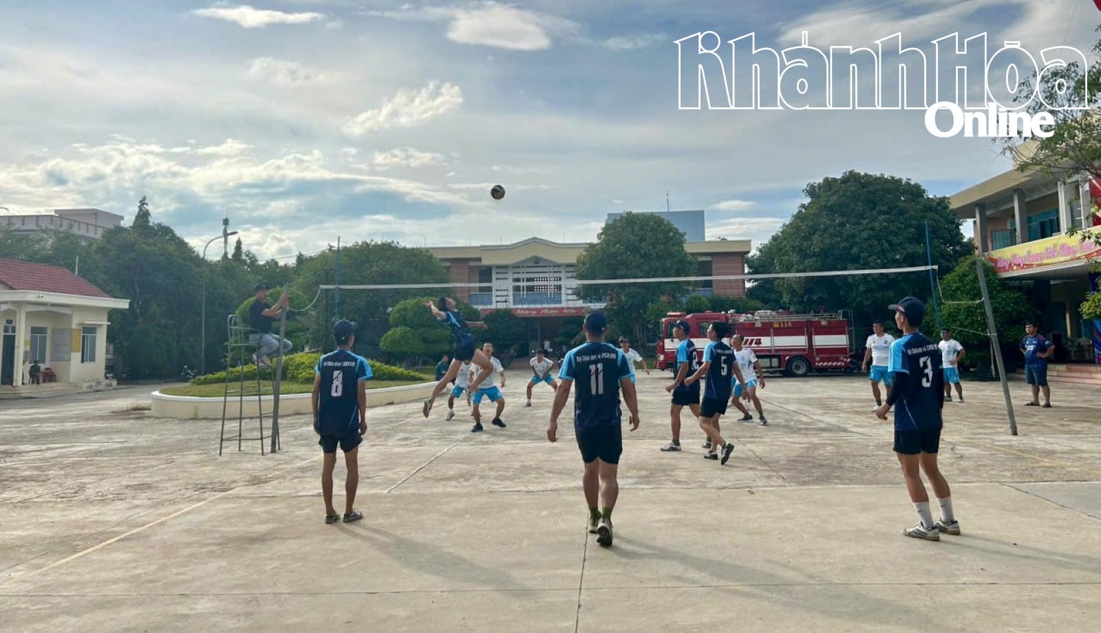 Một pha bóng trong trận Đội Chữa cháy và cứu nạn, cứu hộ khu vực 5 với Đội Chữa cháy và cứu nạn, cứu hộ khu vực 3