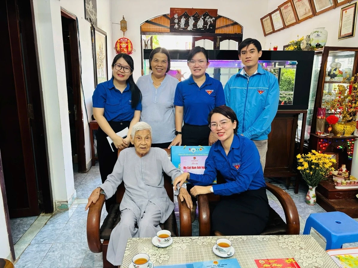 Đoàn viên, thanh niên thăm, tặng quà Bà mẹ Việt Nam Anh hùng (Nguồn ảnh: Đoàn phường Nha Trang).