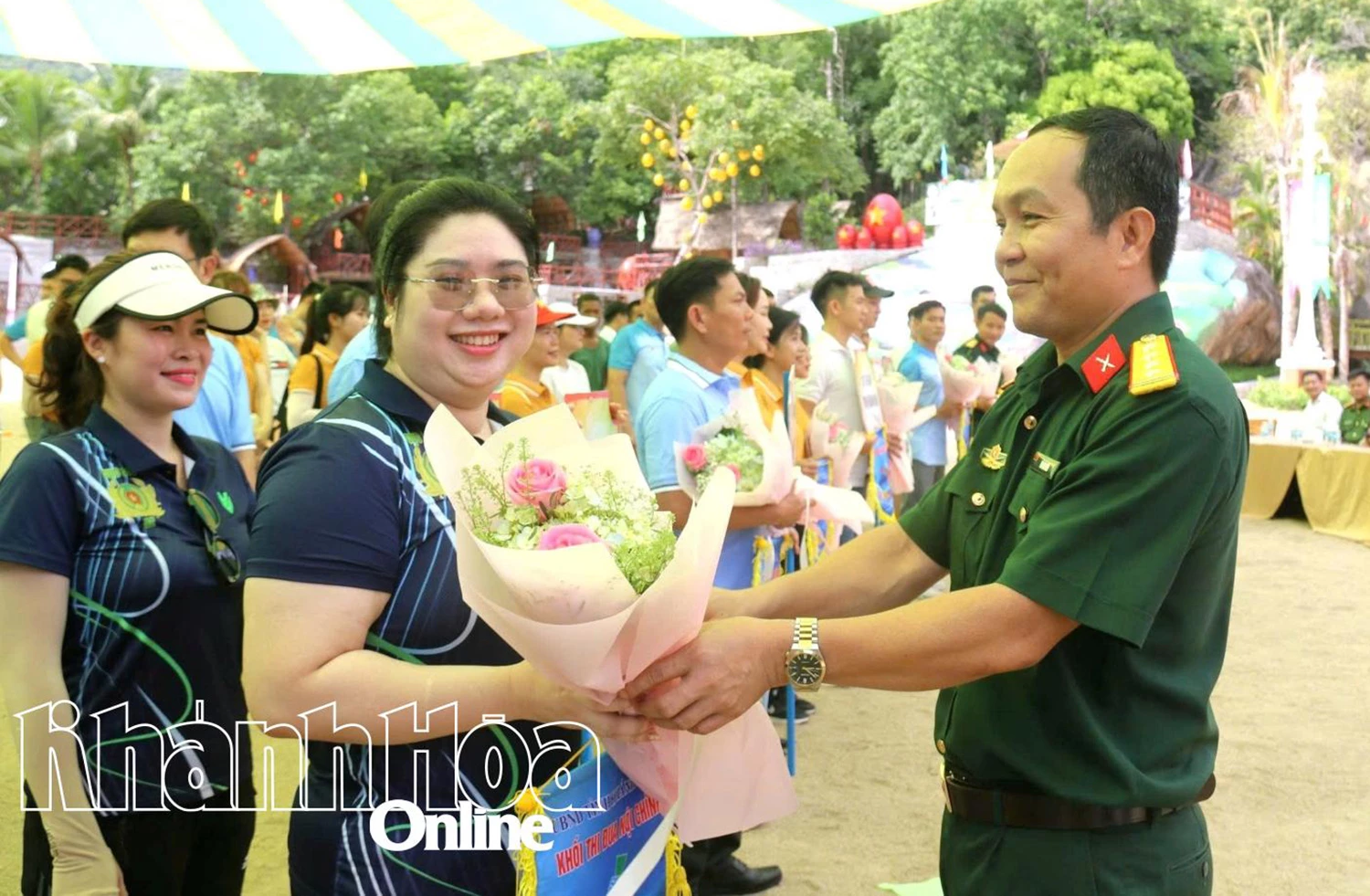 Ban Tổ chức tặng hoa, chúc mừng các vận động viên.