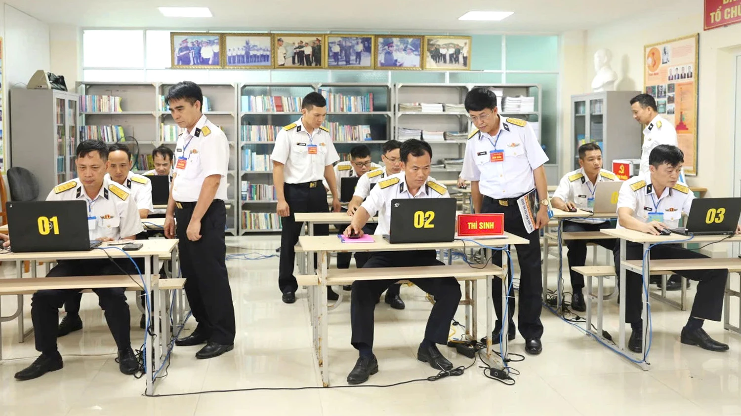 Các thí sinh tham gia thi nhận thức.