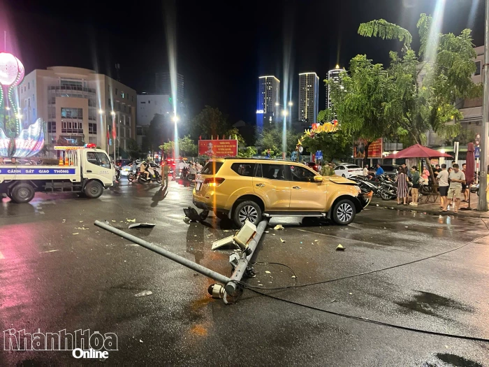 Xe ô tô mất lái tông vào trụ camera khiến nhiều người hoảng loạn