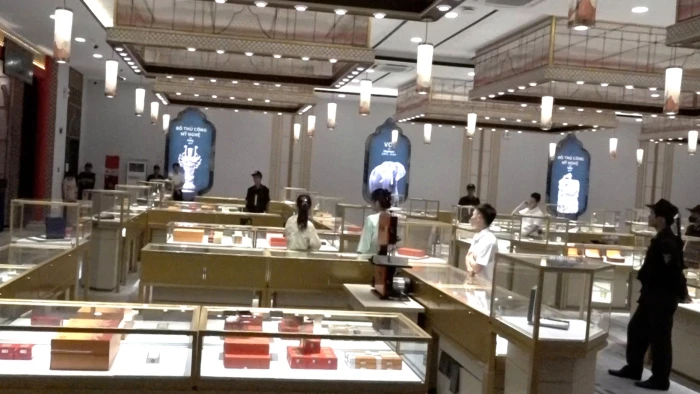 Phát hiện cơ sở kinh doanh buôn bán hàng hóa không nguồn gốc do người Trung Quốc cầm đầu