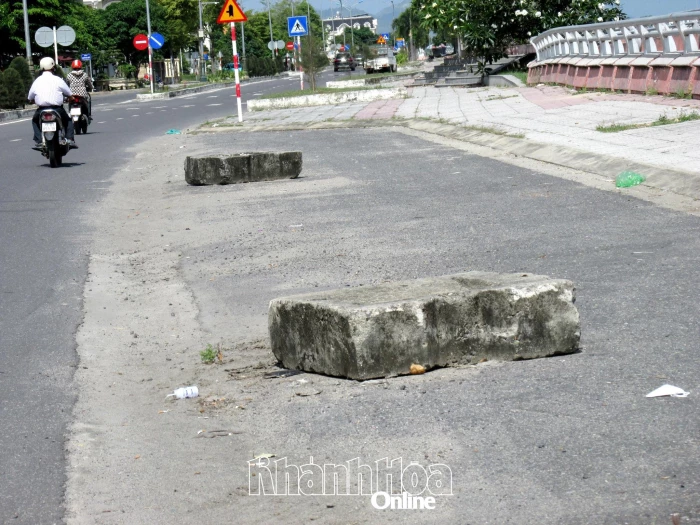 Đã di dời các khối bê tông trên đường Nguyễn Huệ