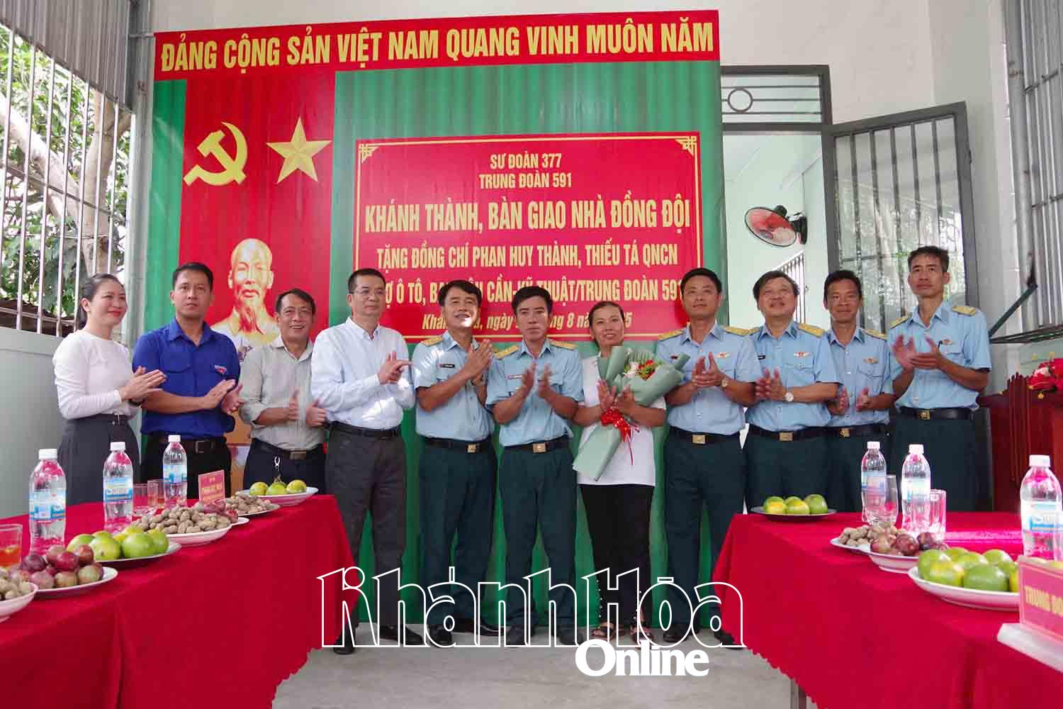 Đơn vị bàn giao “Nhà đồng đội” cho gia đình quân nhân Phan Huy Thành.