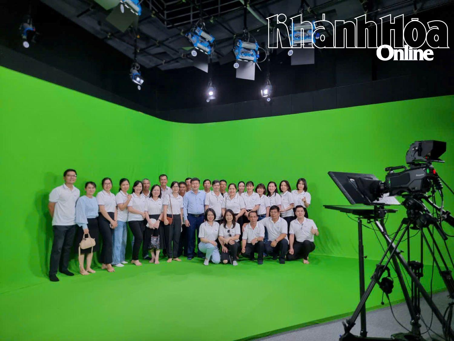 Các học viên tham quan, chụp ảnh lưu niệm tại khu vực sản xuất các chương trình truyền hình, phát thanh.<br type="_moz">