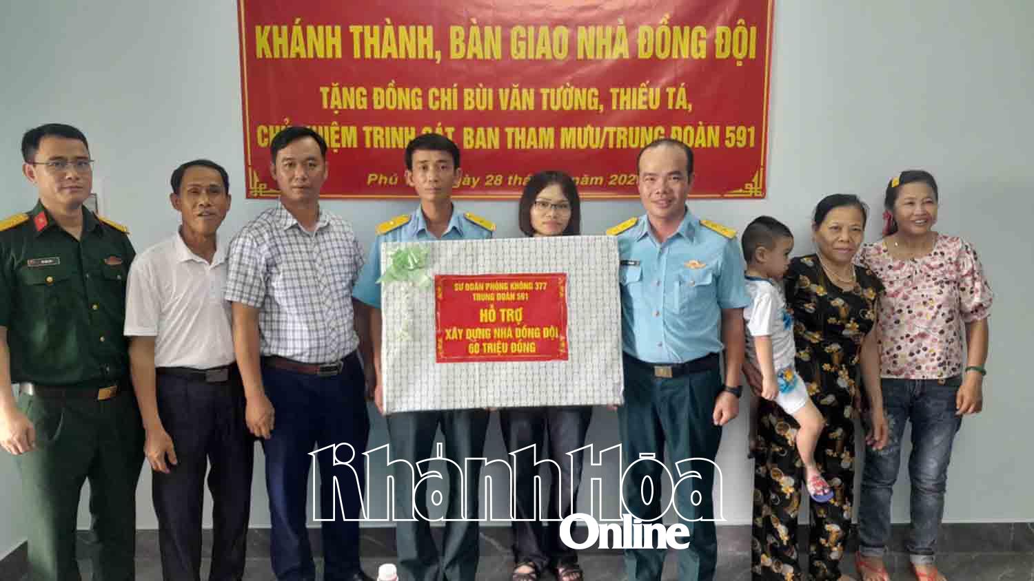 Đơn vị bàn giao Nhà đồng đội cho gia đình quân nhân Bùi Văn Tường.