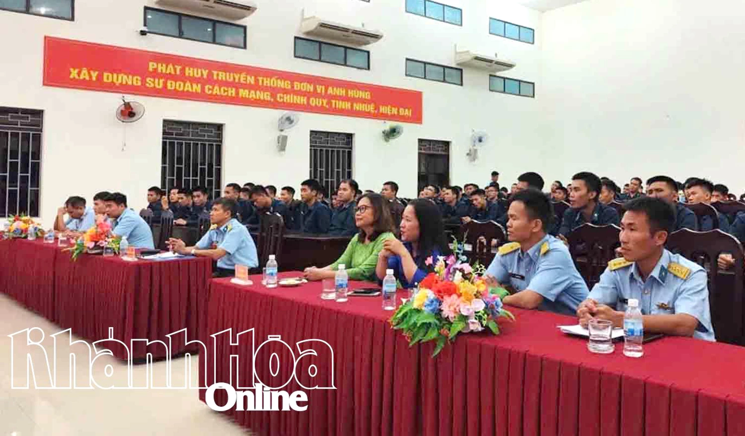 Cán bộ, đoàn viên, thanh niên tham gia tọa đàm.