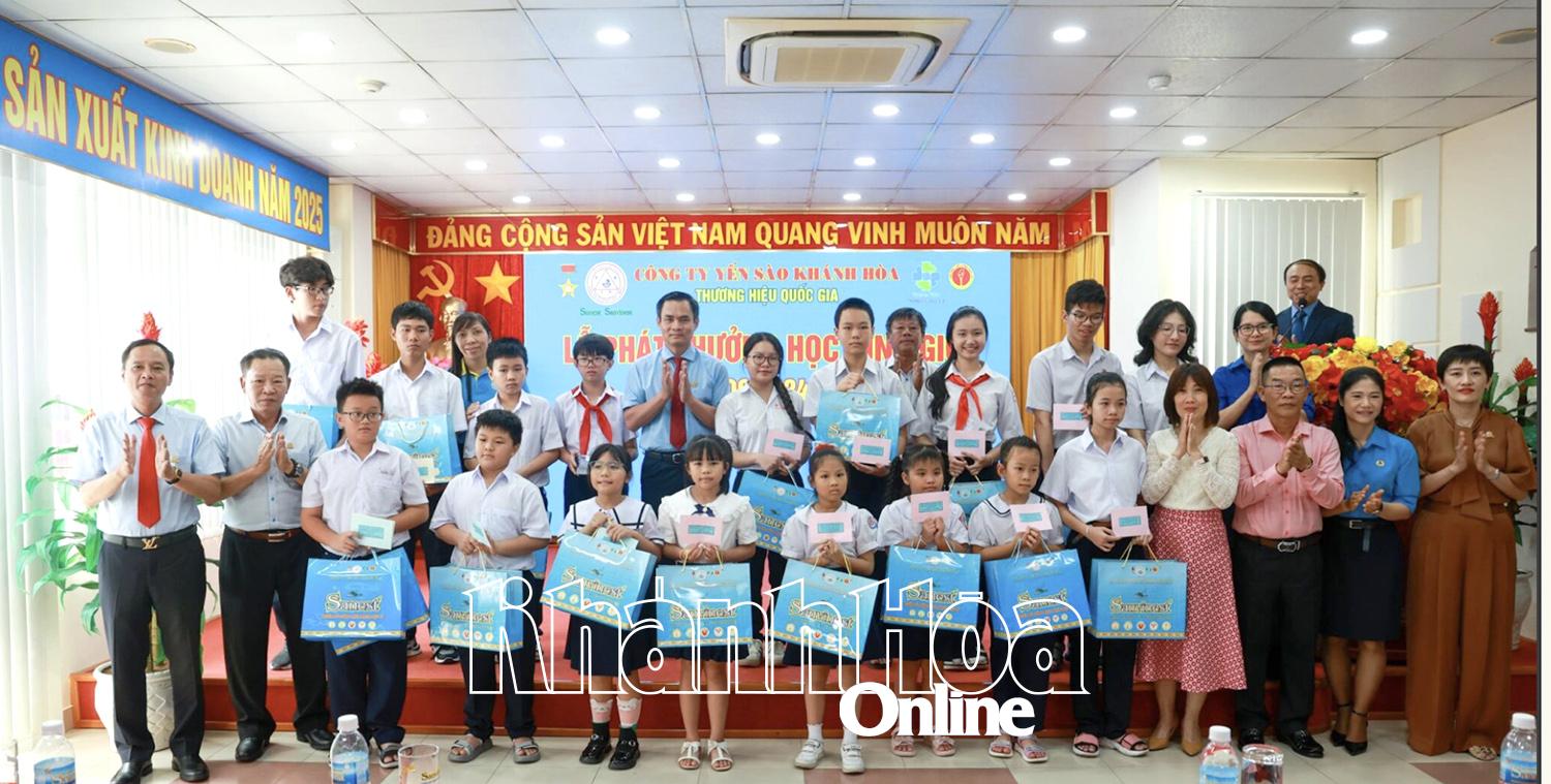 Lãnh đạo Công ty khen thưởng cho các học sinh giỏi.