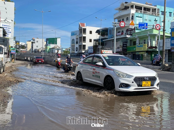 Ngập nước cục bộ dưới chân cầu vượt nút giao thông Ngọc Hội