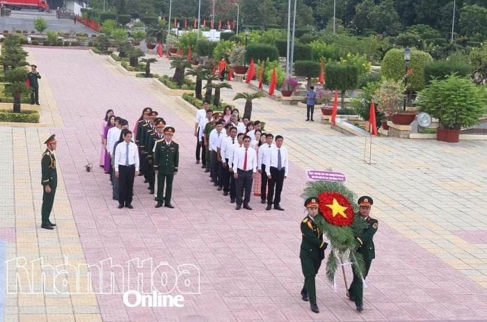 Lãnh đạo tỉnh Khánh Hòa đặt vòng hoa, dâng hương viếng Nghĩa trang liệt sĩ Cà Đú