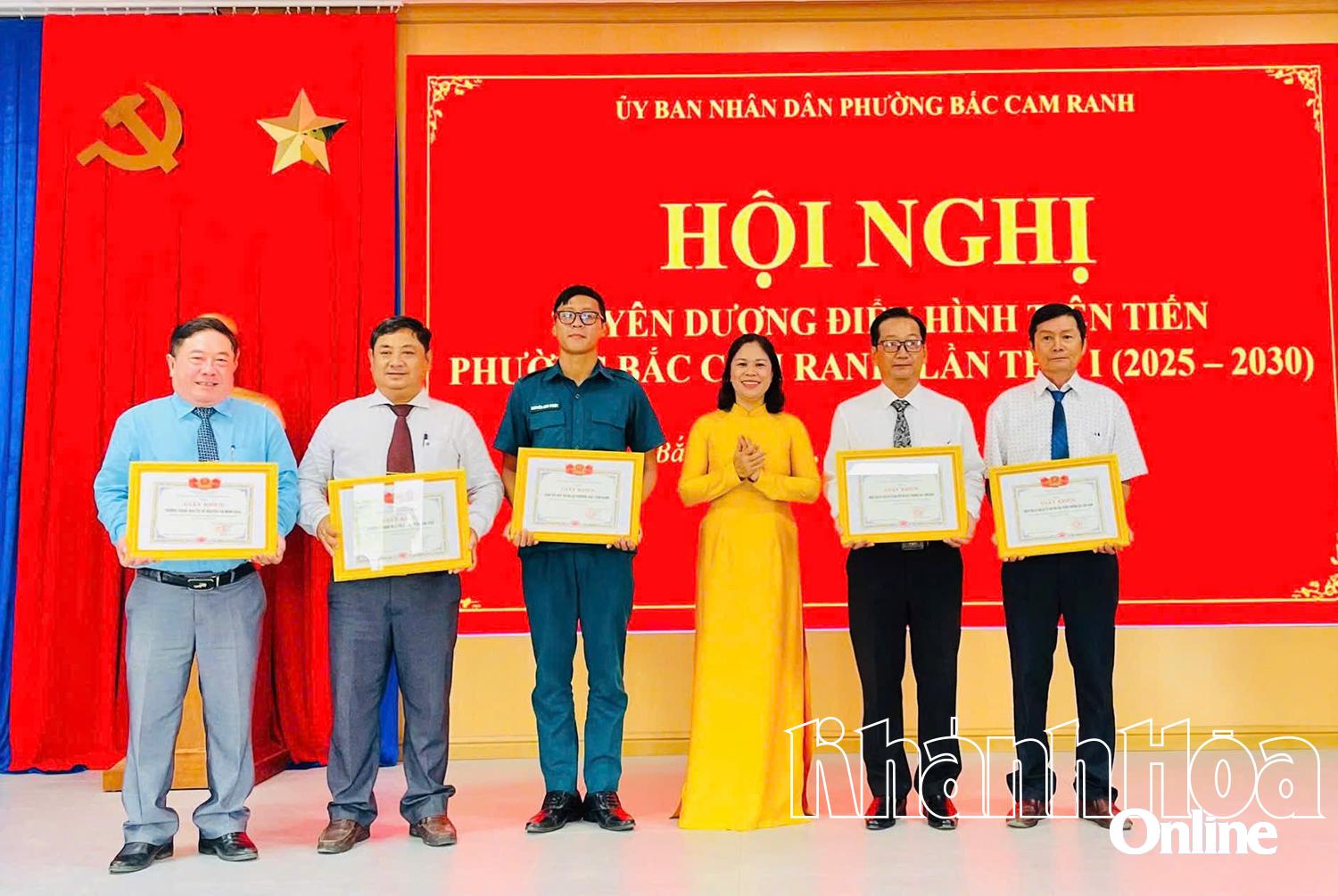 Bà Nguyễn Thị Phương - Phó Bí thư Thường trực Đảng uỷ phường Bắc Cam Ranh trao giấy khen cho các tập thể