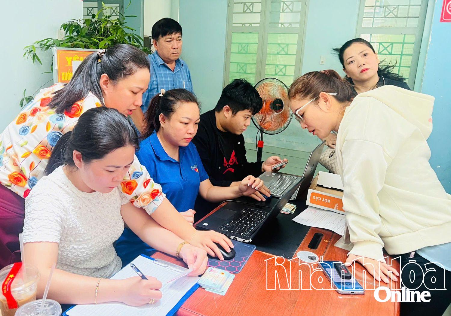 Kiểm tra thông tin người dân tại phường Bắc Nha Trang.