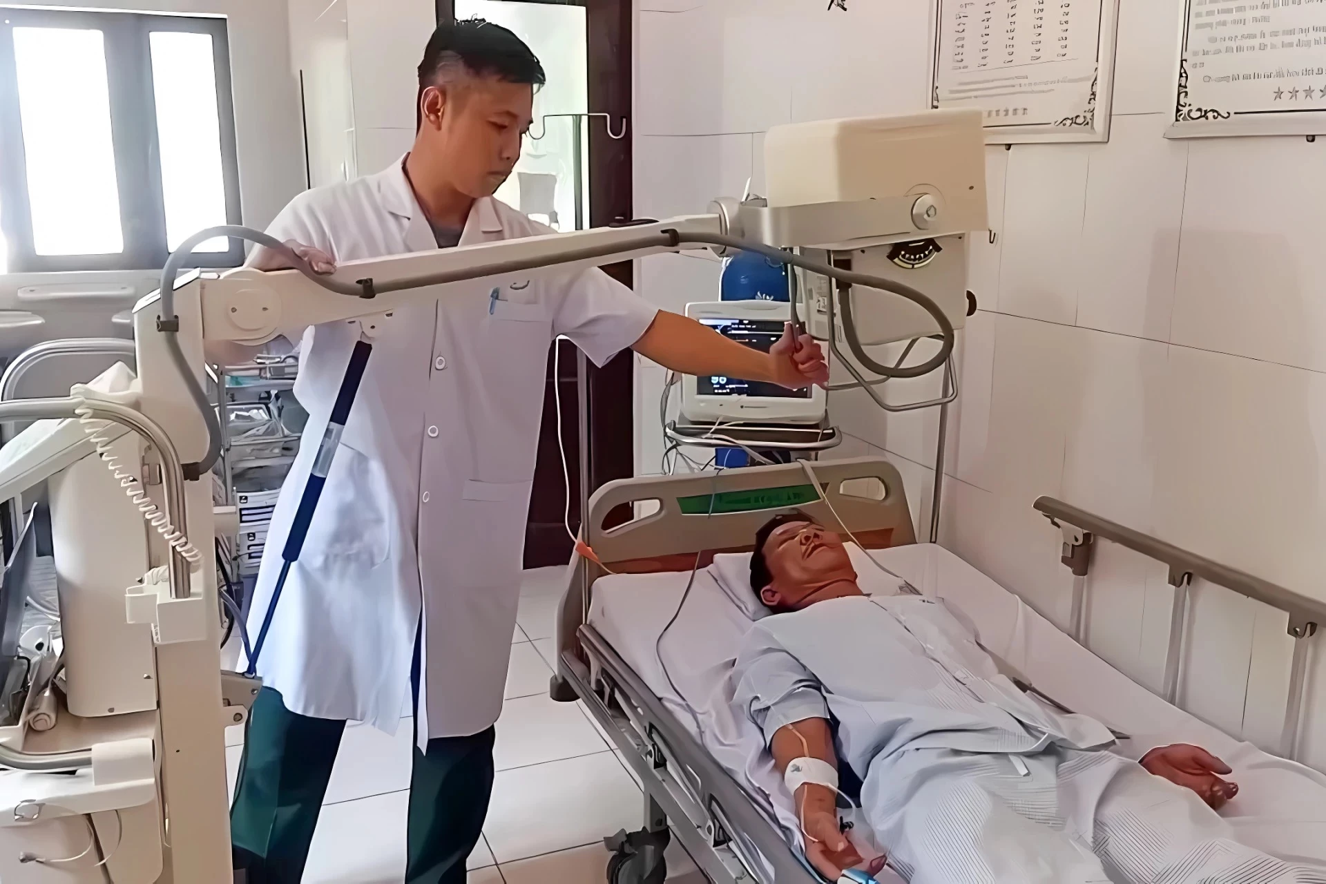 Bác sĩ Bệnh xá đảo Trường Sa thăm khám cho bệnh nhân.