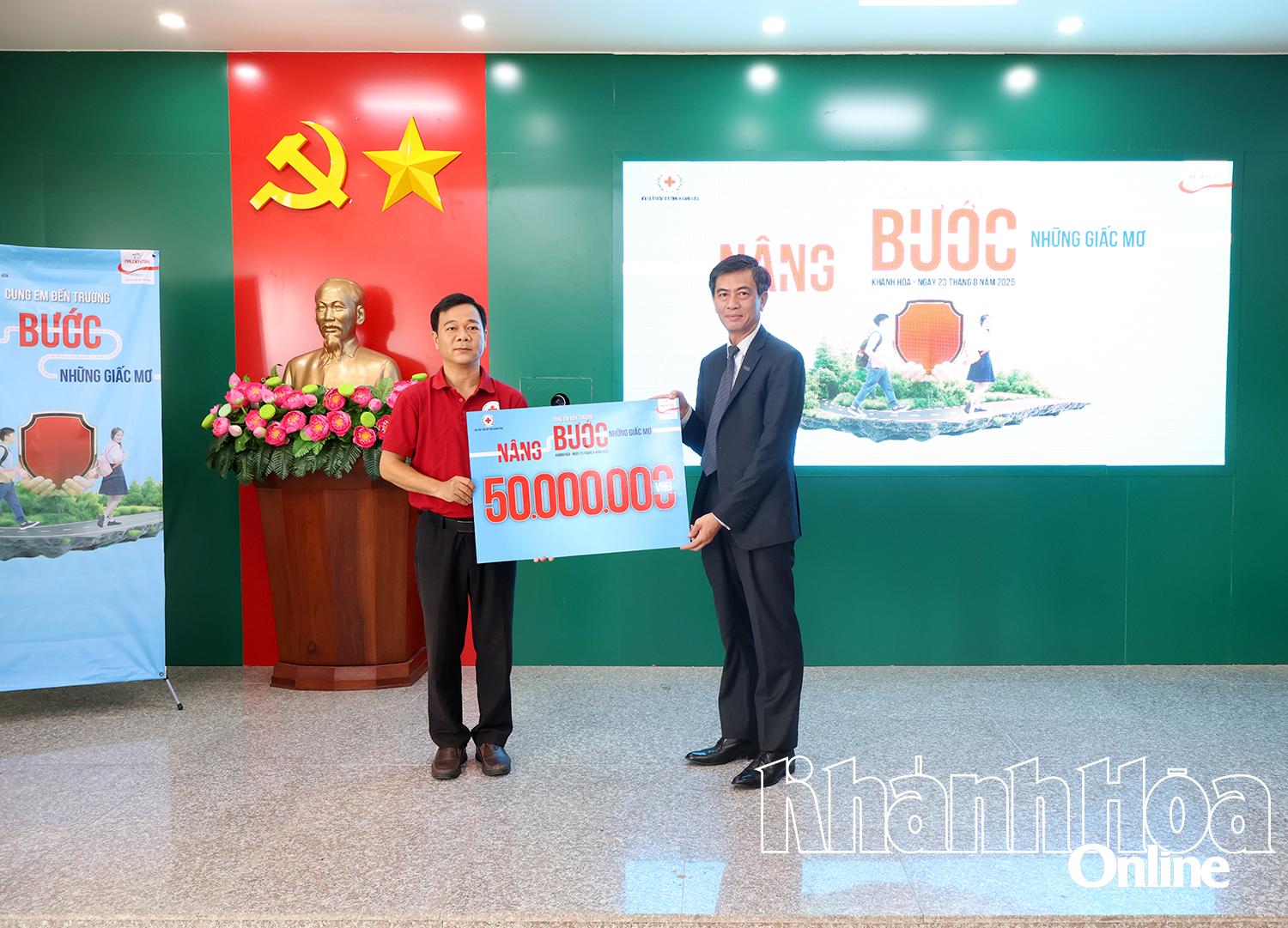 Đại diện Công ty TNHH Bảo hiểm Nhân thọ Prudential Việt Nam trao bảng biểu trưng tặng quà trị giá 50 triệu đồng cho lãnh đạo Hội Chữ thập đỏ tỉnh Khánh Hòa.