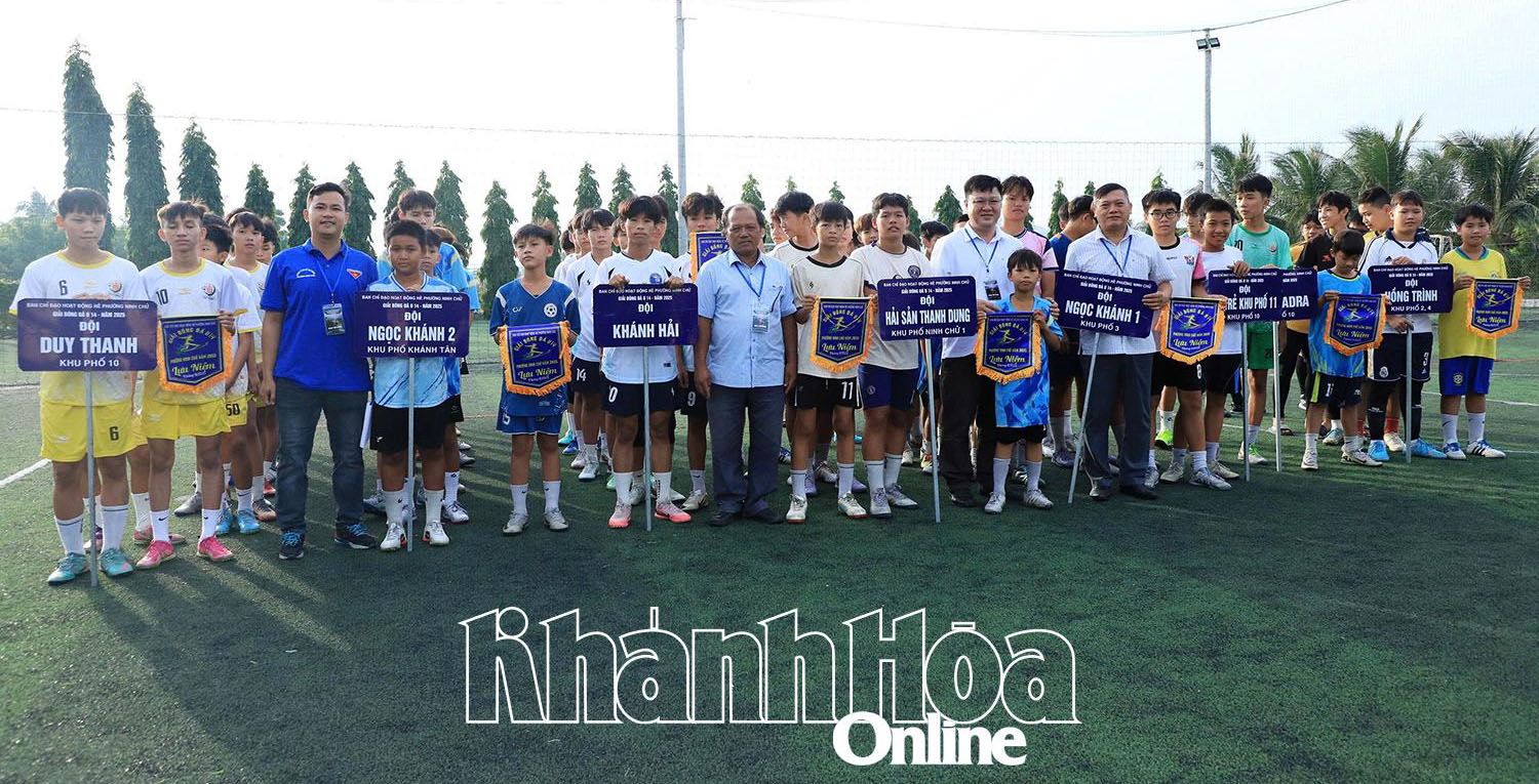 Đại diện Ban tổ chức trao cờ lưu niệm cho các đội.