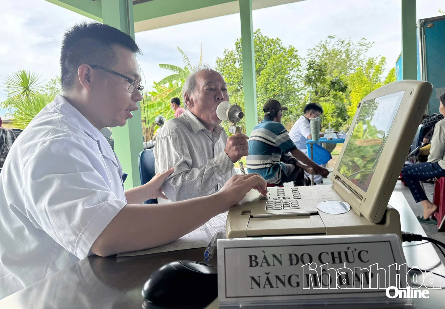 Người dân được đo chức năng hô hấp để tầm soát bệnh phổi tắt nghẽn mãn tính và hen phế quản