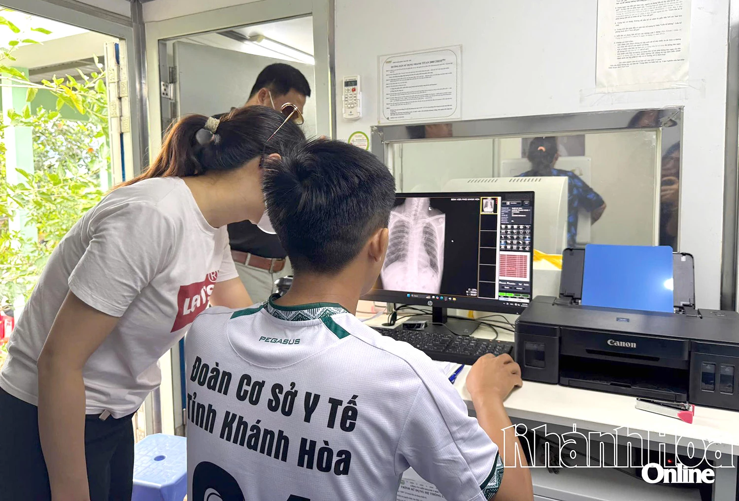 Người dân được chụp X-quang tầm soát bệnh phổi.