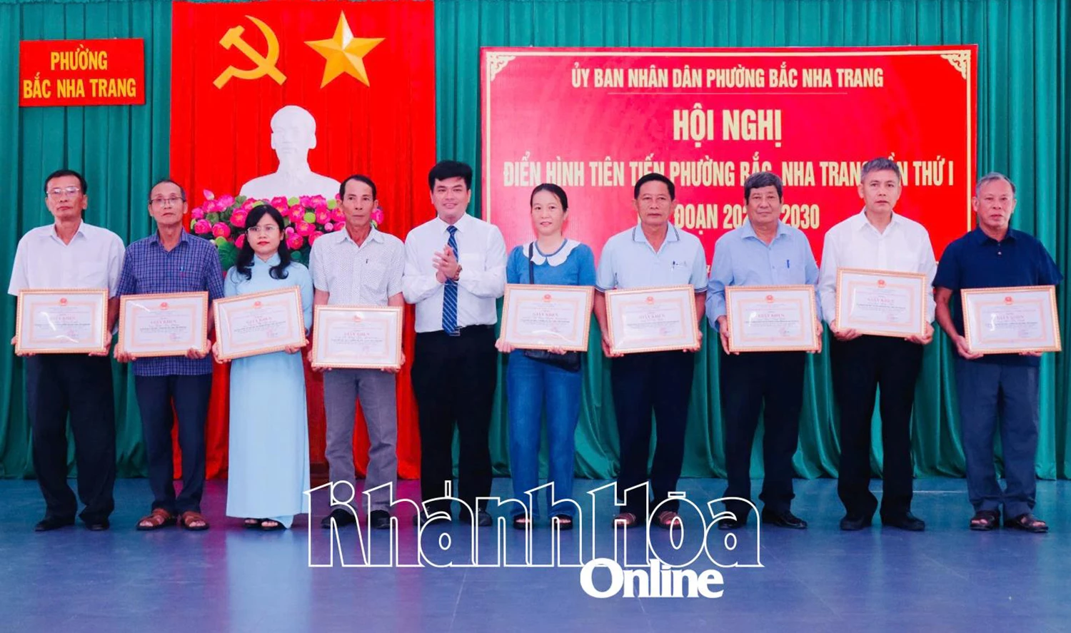 Chủ tịch UBND phường Bắc Nha Trang trao giấy khen cho các cá nhân điển hình tiên tiến trong phong trào thi đua yêu nước