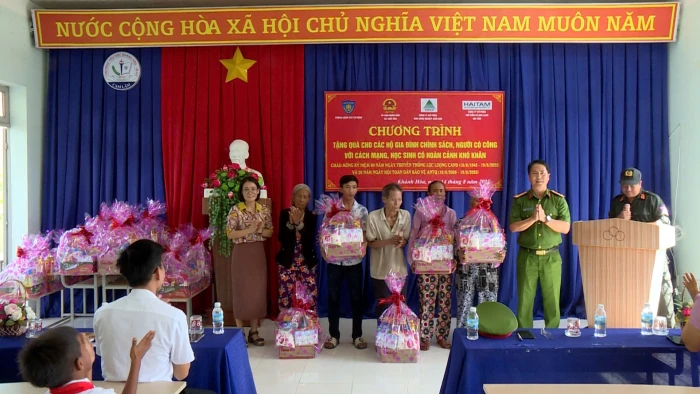 VIDEO: Phòng Cảnh sát cơ động tổ chức chương trình thiện nguyện tại xã Suối Dầu