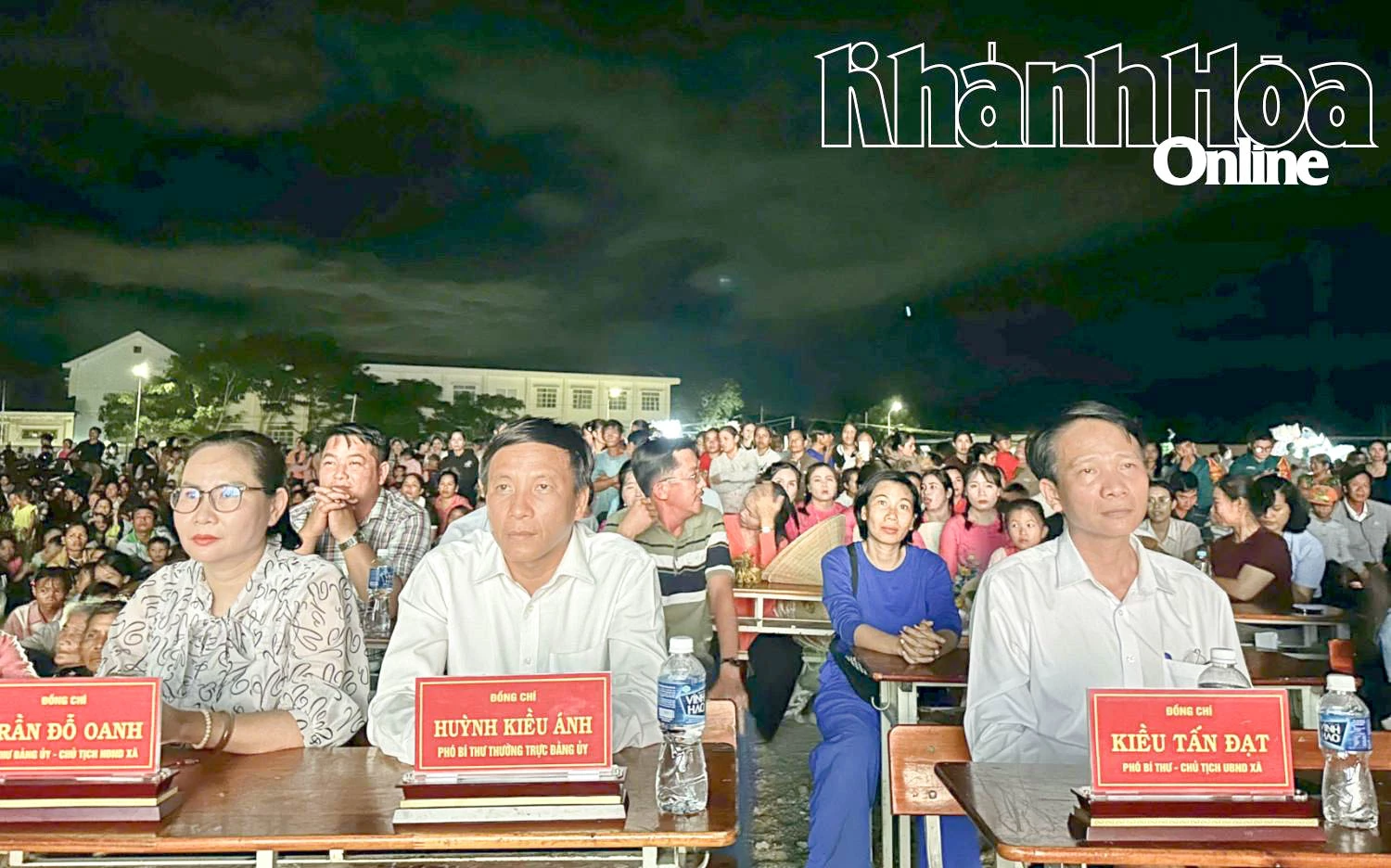 Các đại biểu và đông đảo người dân tham dự chương trình.