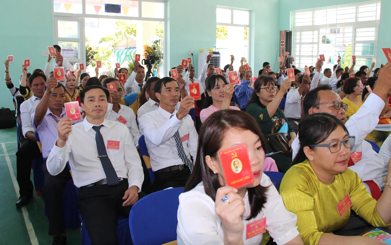 Các đại biểu biểu quyết thông qua Báo cáo thẩm tra tư cách đại biểu dự đại hội.