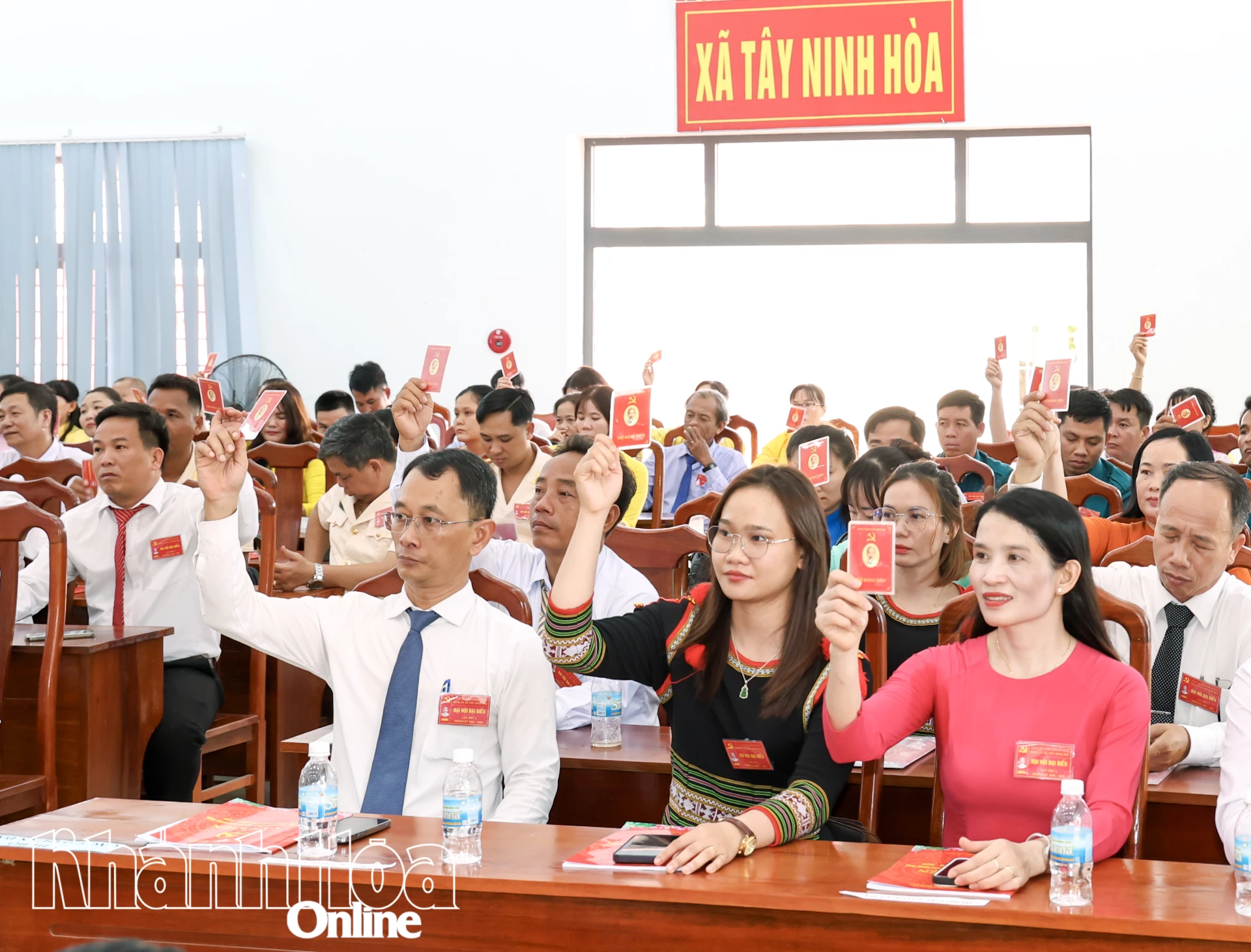 Các đại biểu biểu quyết thông qua Nghị quyết đại hội