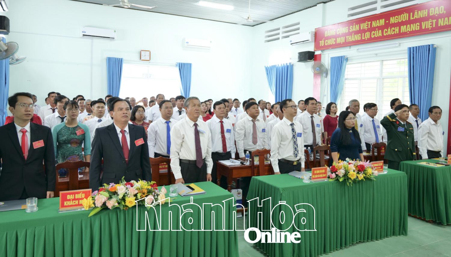 Các đại biểu thực hiện nghi lễ chào cờ.