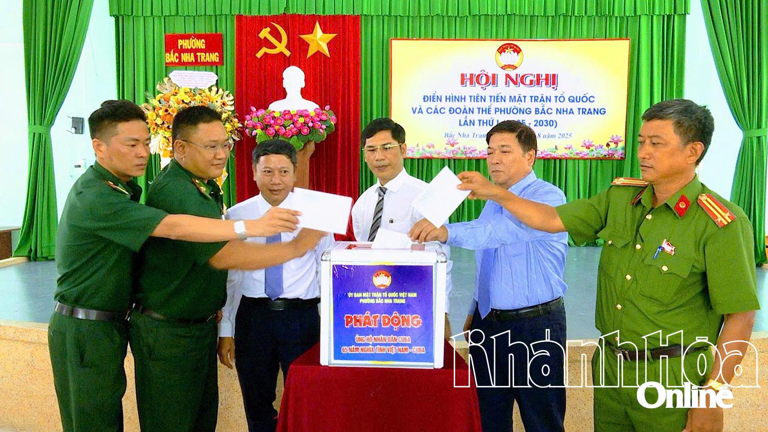 Các đại biểu ủng hộ nhân dân Cu Ba