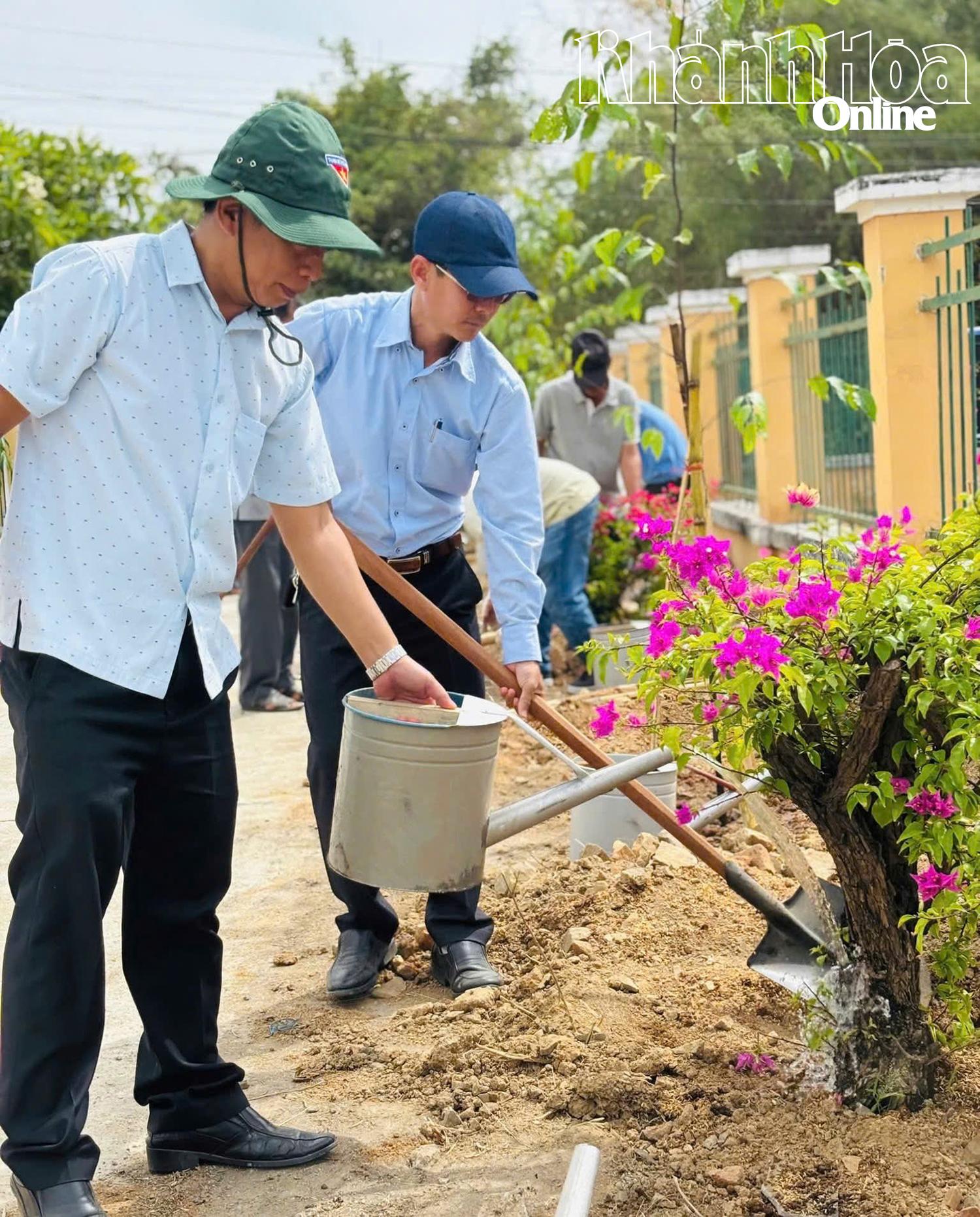Các đại biểu trồng và chăm sóc cây sau lễ phát động