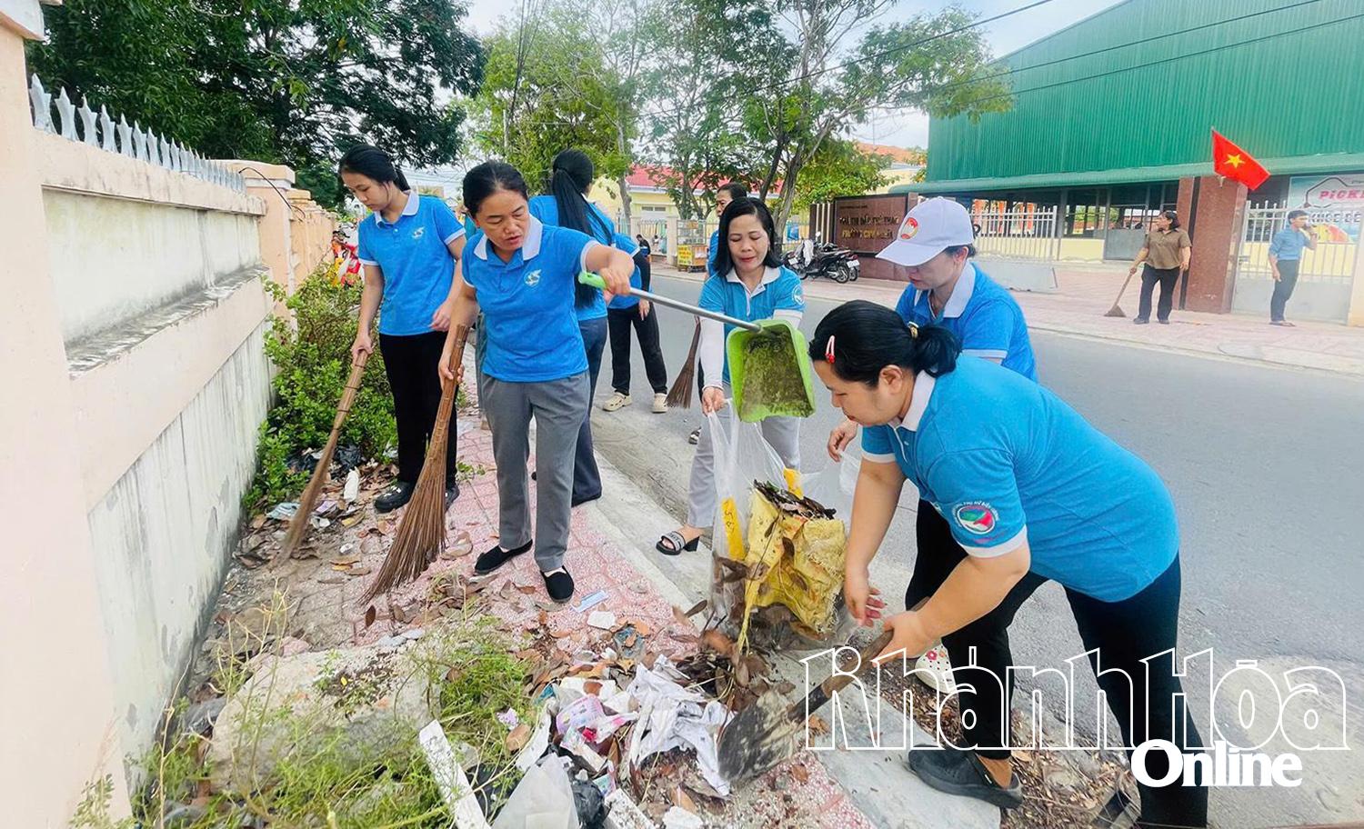Các hội viên phụ nữ thu gom rác trên các tuyến đường.